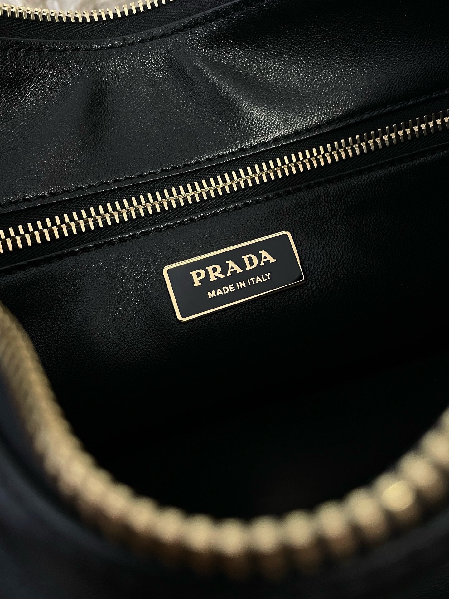 프라다 에메 레더 숄더백 라지