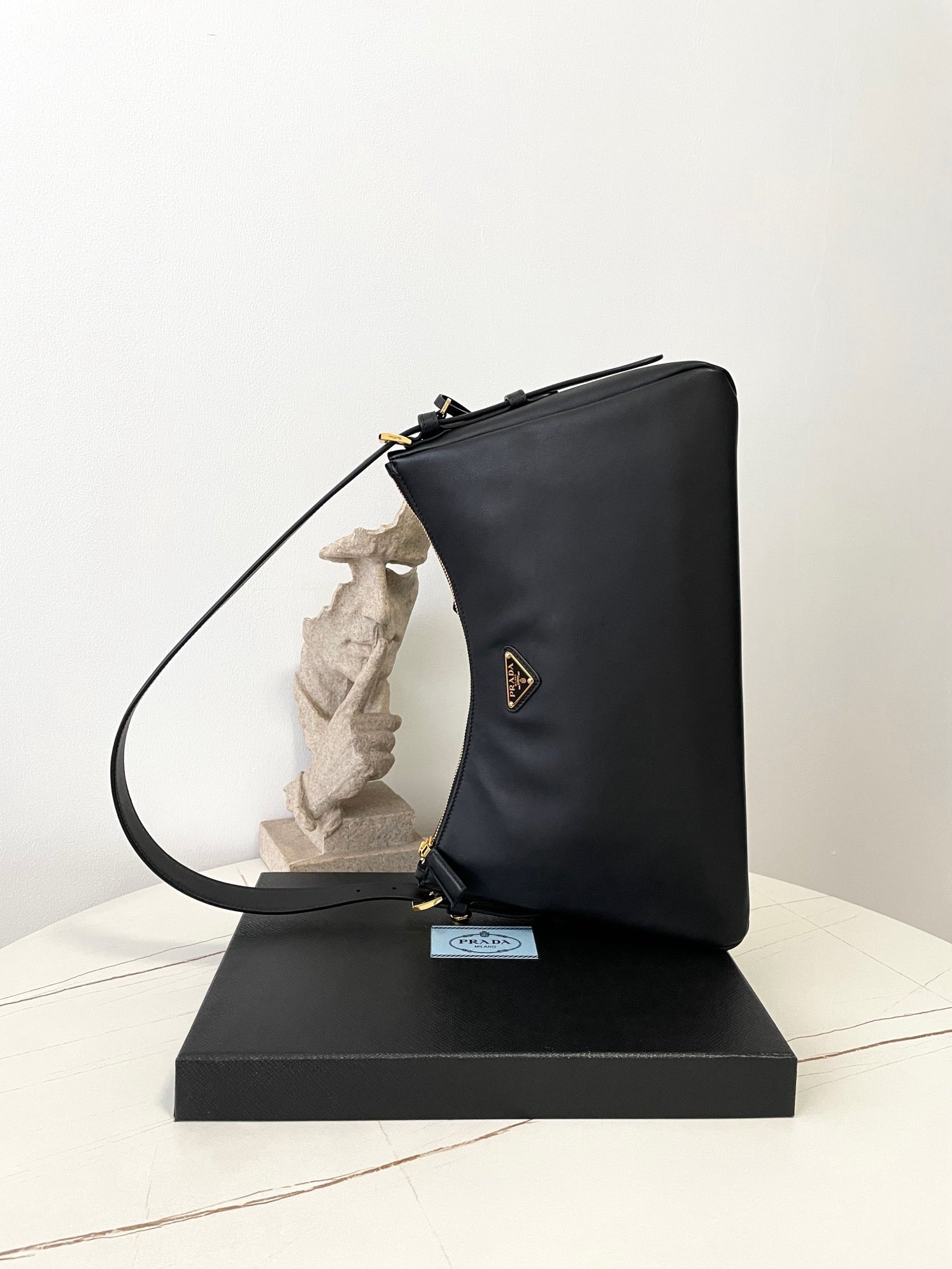 프라다 에메 레더 숄더백 라지