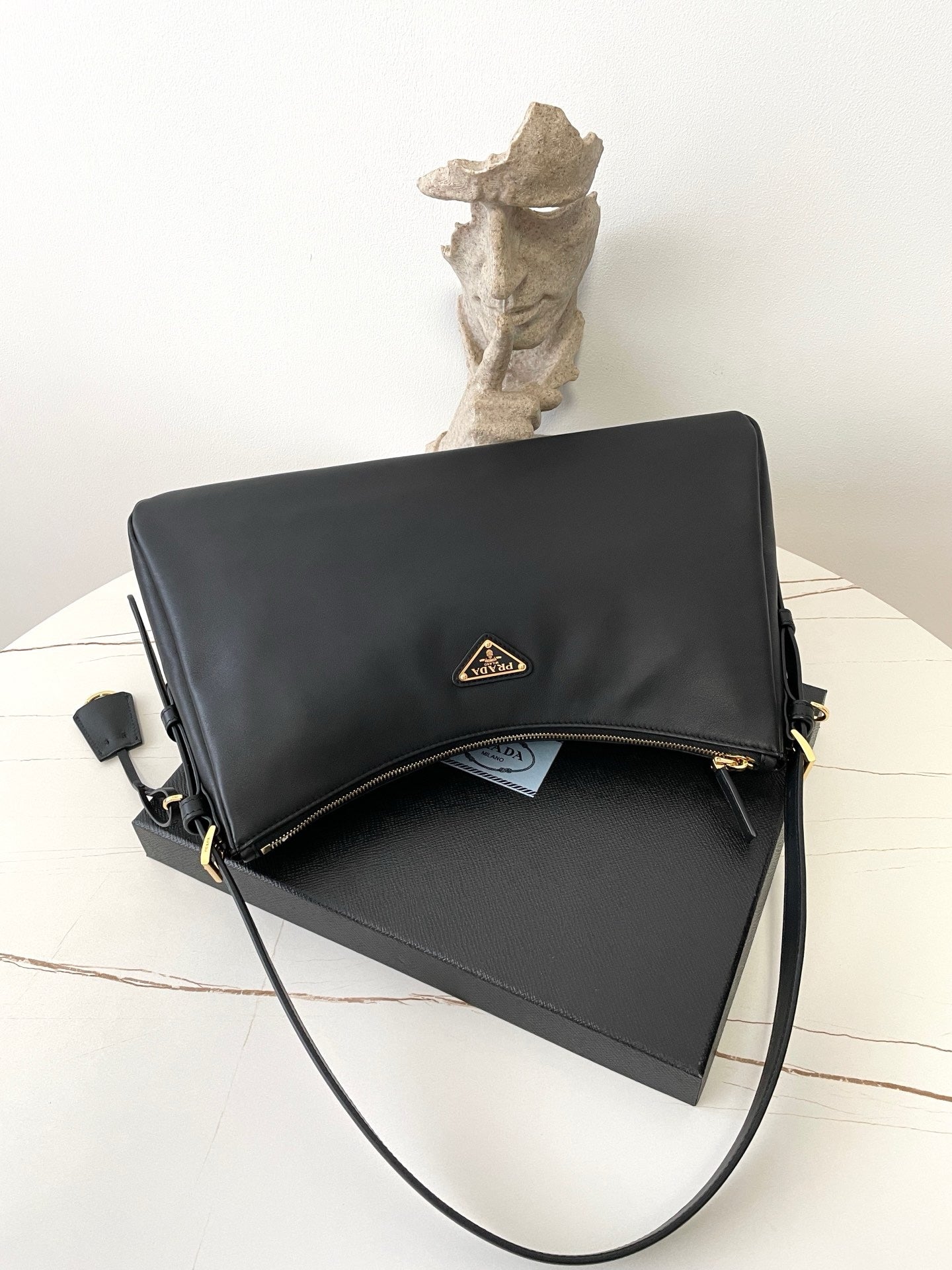 프라다 에메 레더 숄더백 라지