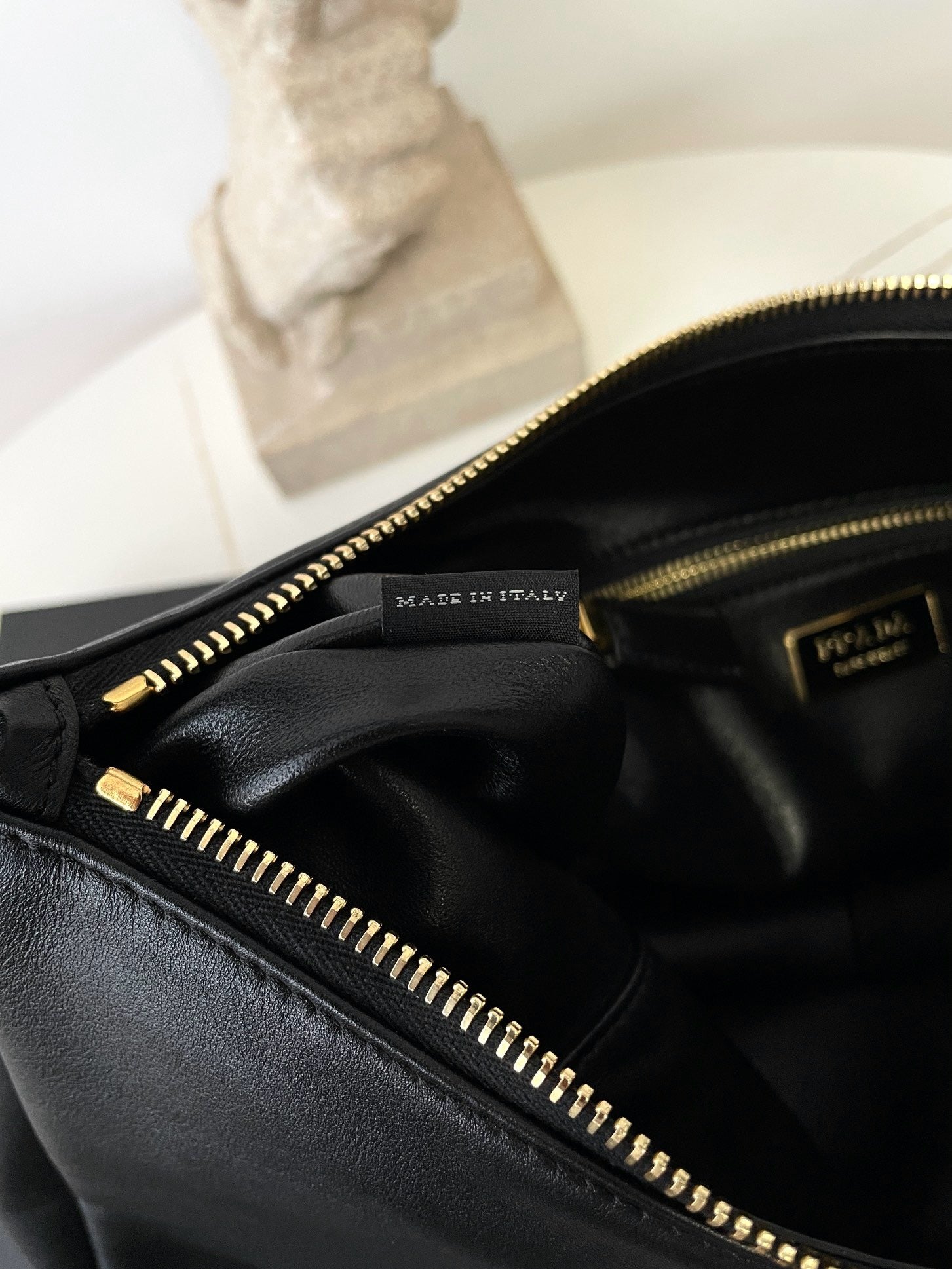 프라다 에메 레더 숄더백 라지