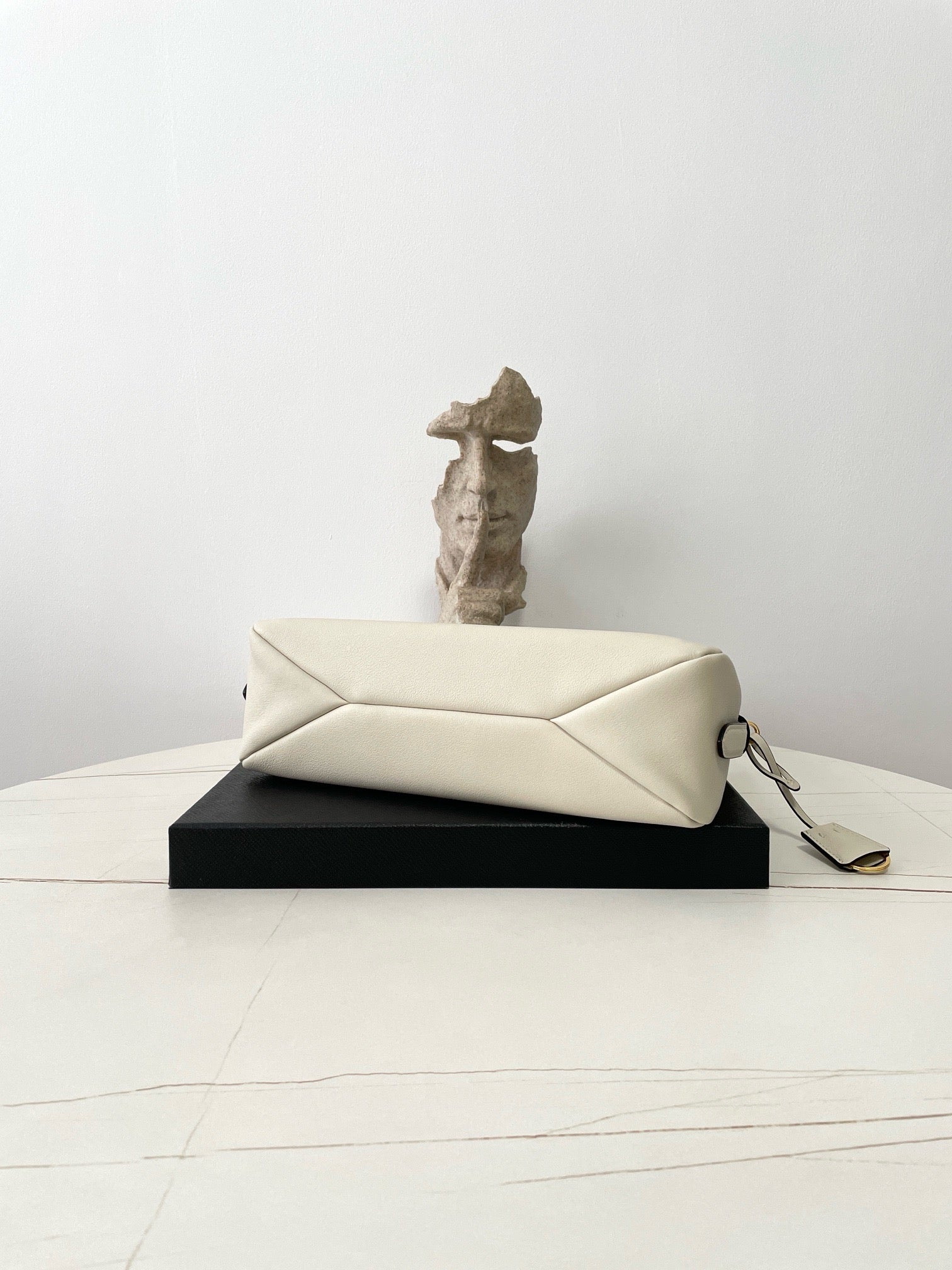 프라다 에메 레더 숄더백 미디움