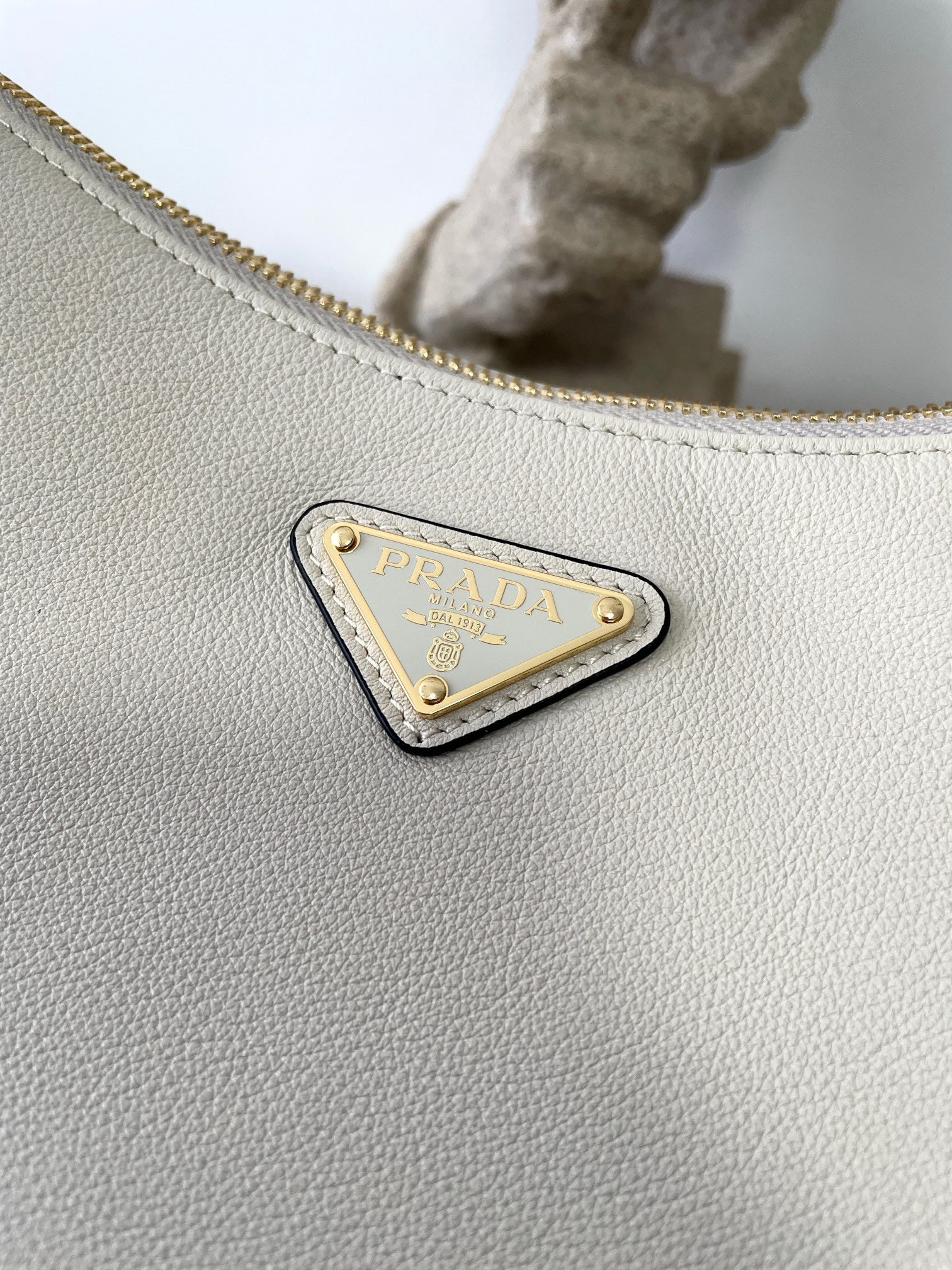 프라다 에메 레더 숄더백 미디움