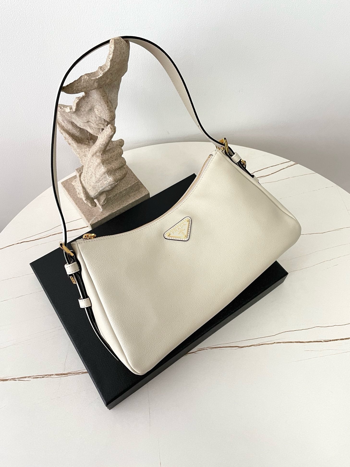 프라다 에메 레더 숄더백 미디움