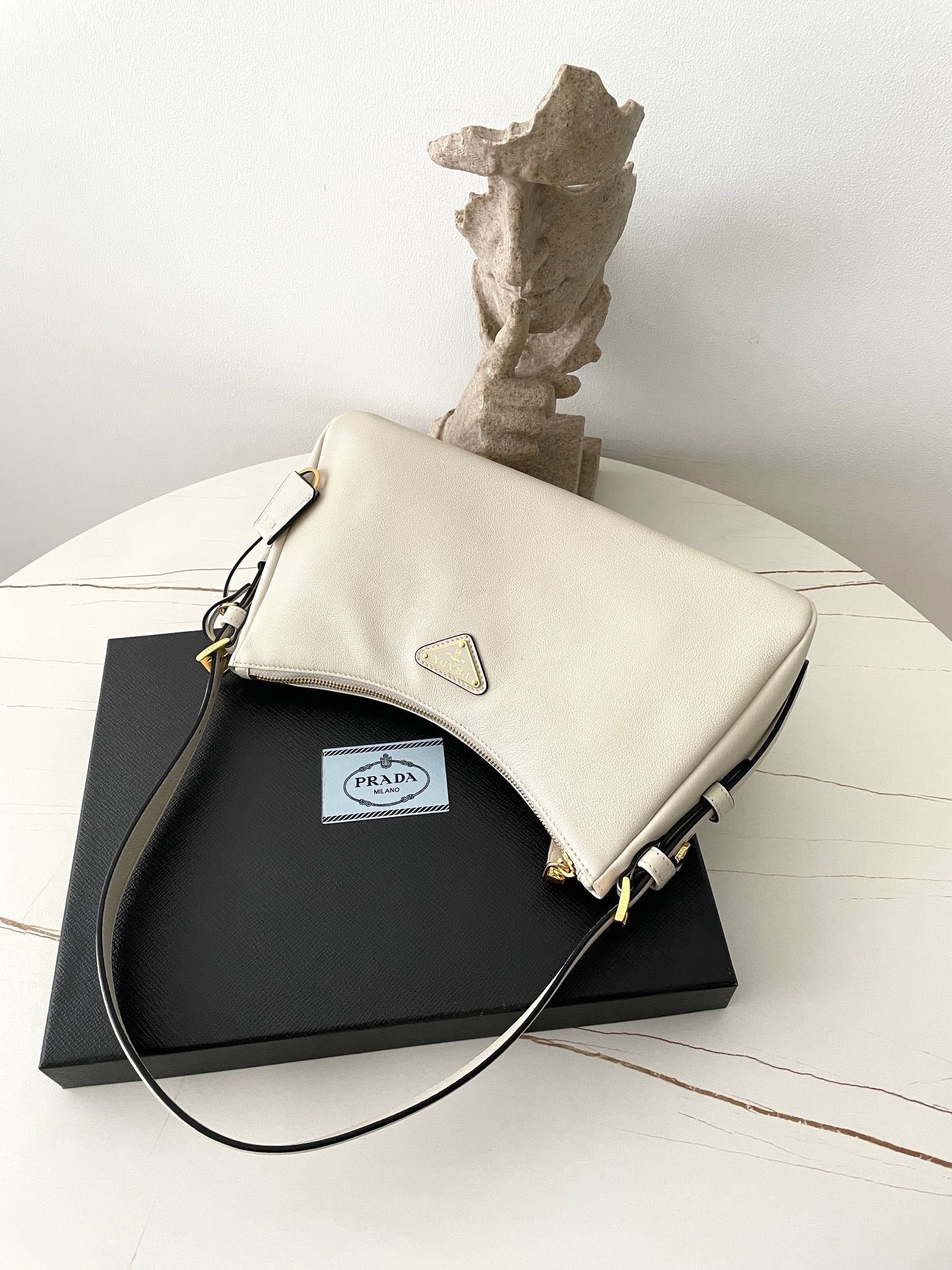 프라다 에메 레더 숄더백 미디움