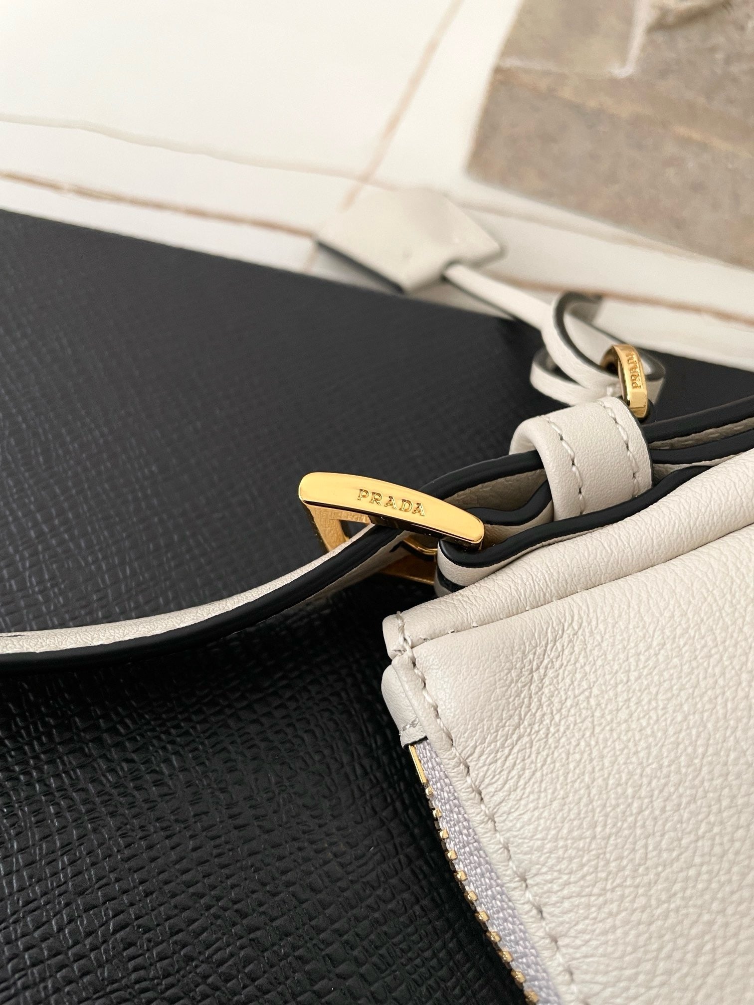 프라다 에메 레더 숄더백 미디움