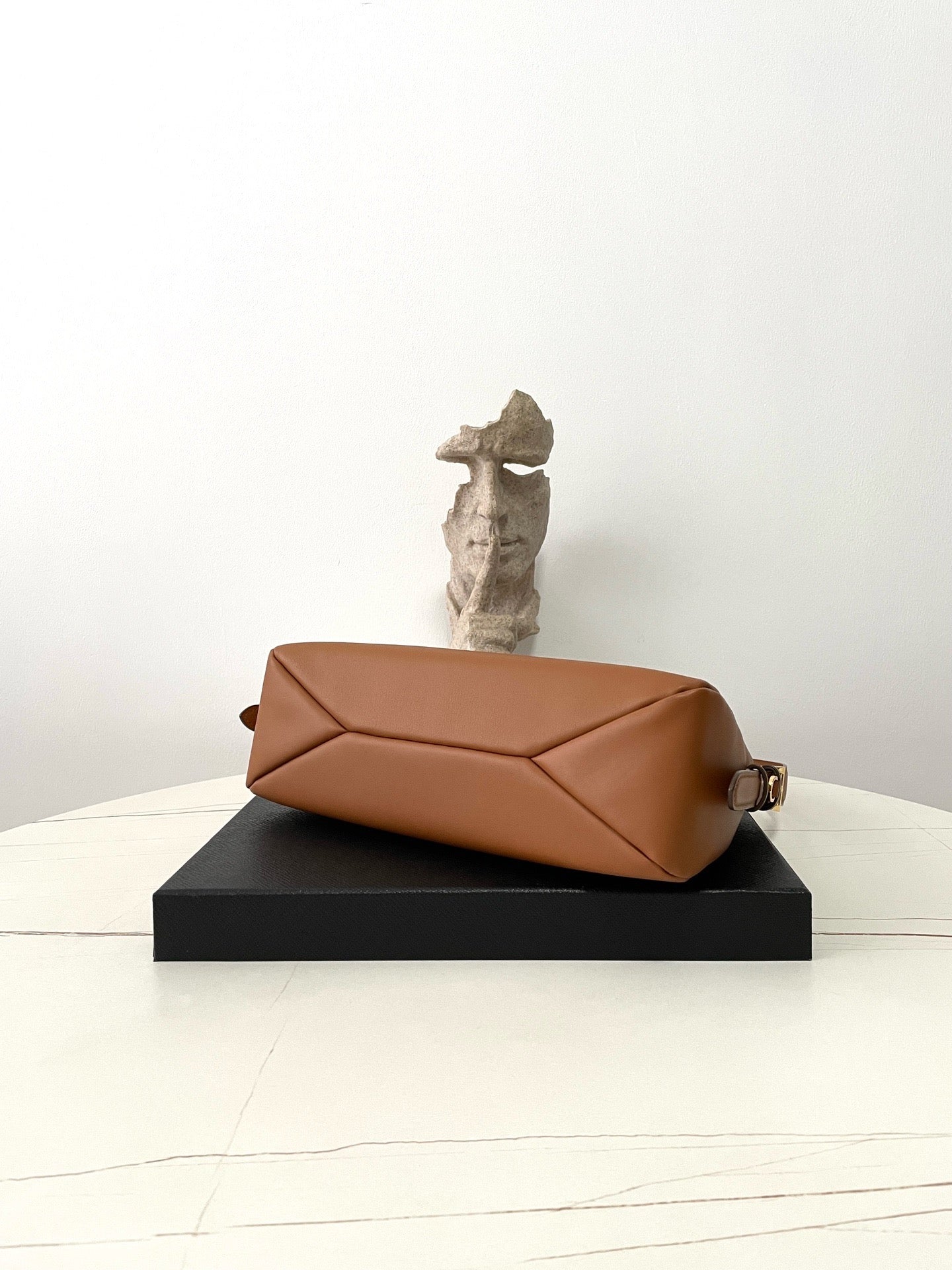 프라다 에메 레더 숄더백 미디움