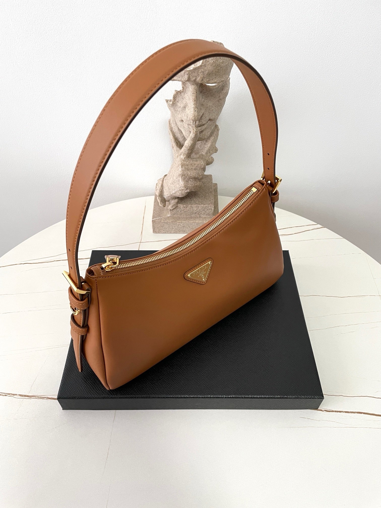 프라다 에메 레더 숄더백 미디움