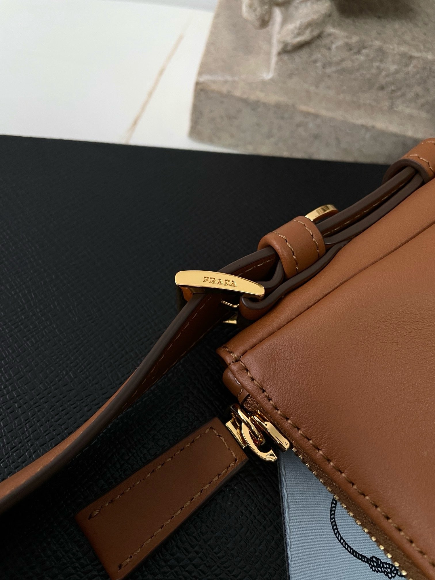 프라다 에메 레더 숄더백 미디움