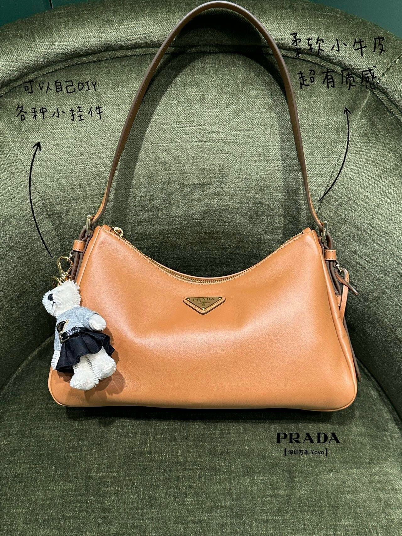 프라다 에메 레더 숄더백 미디움