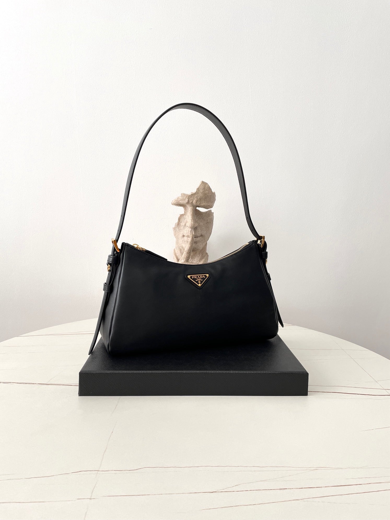 프라다 에메 레더 숄더백 미디움