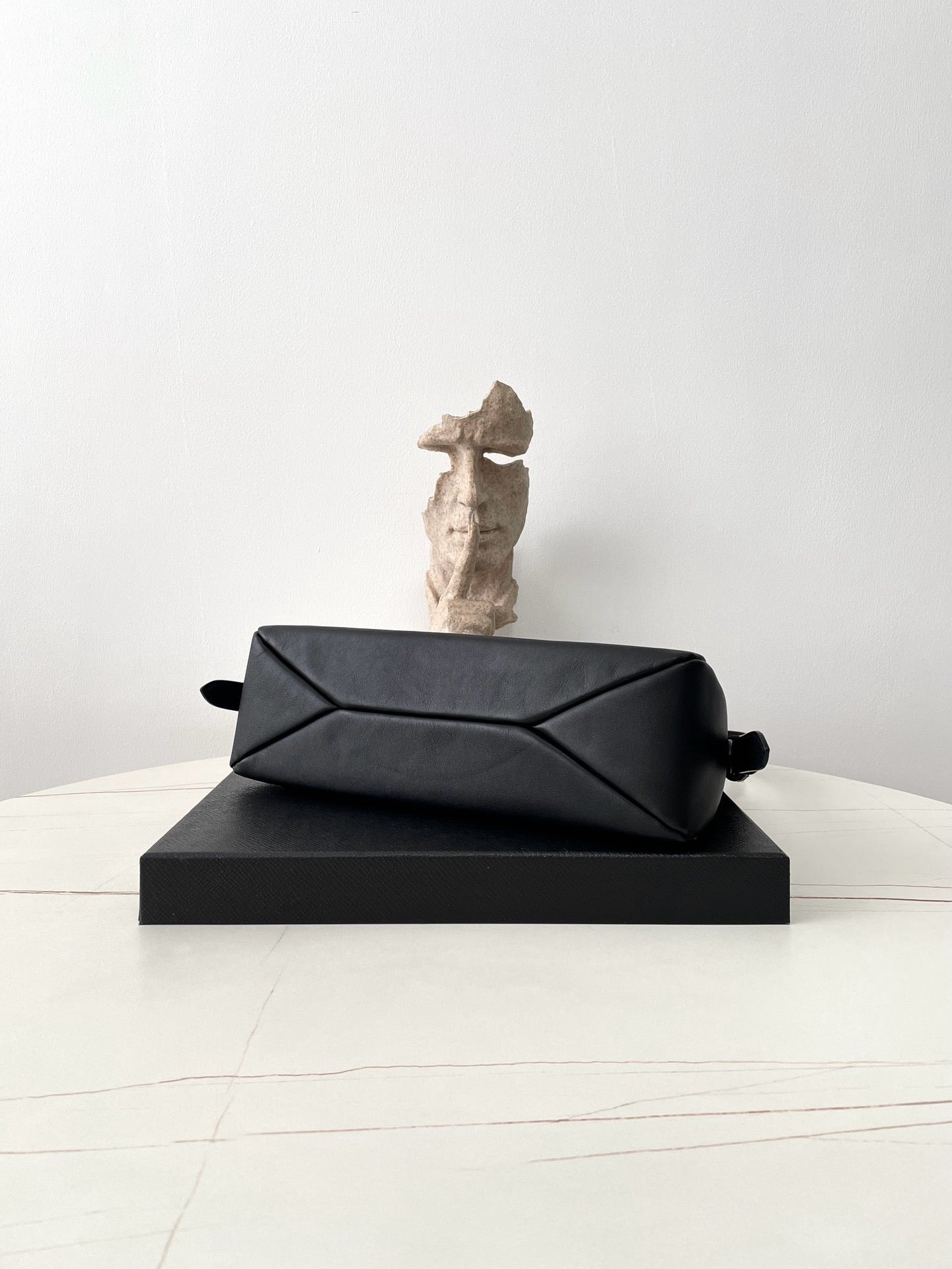 프라다 에메 레더 숄더백 미디움