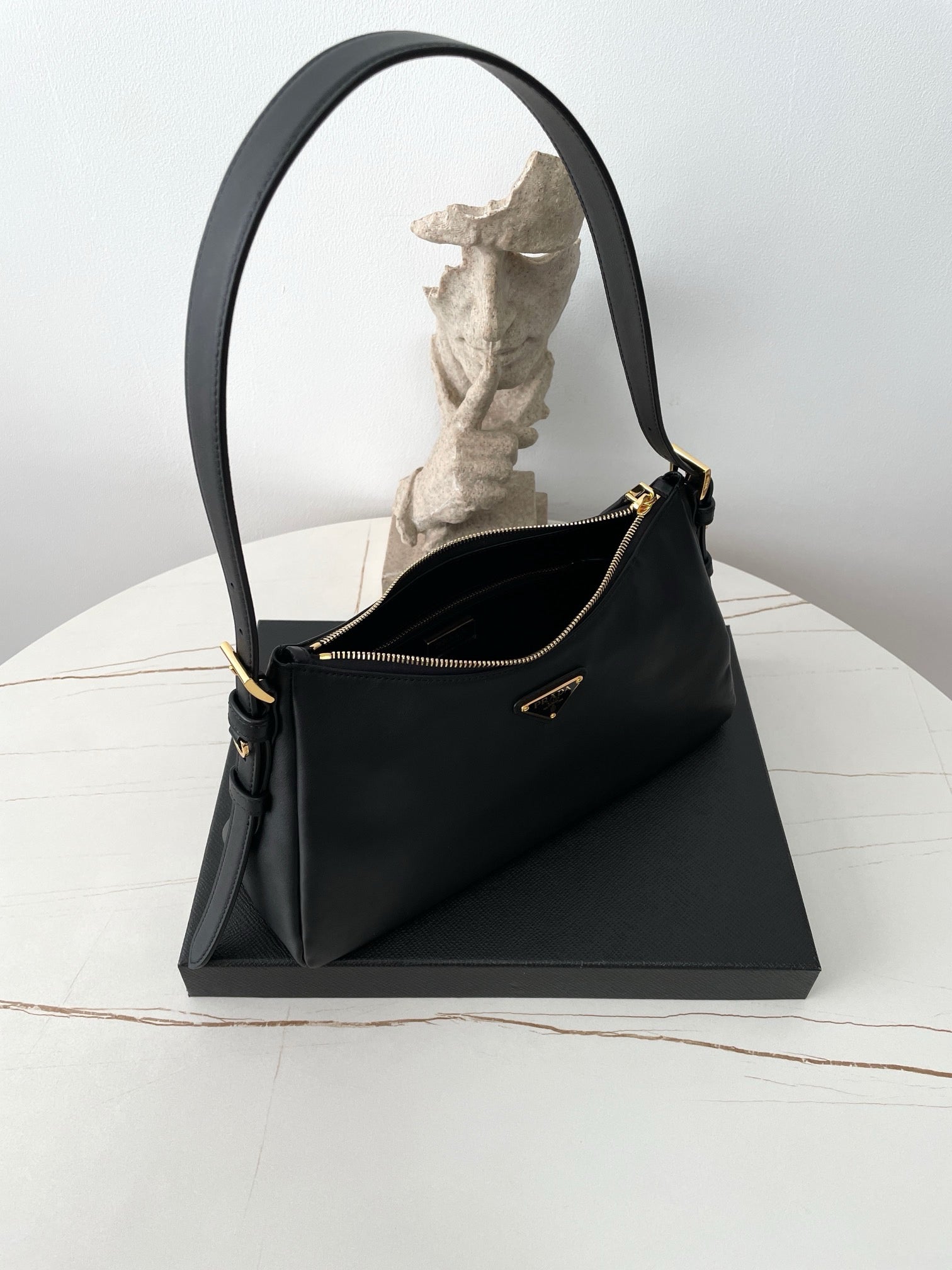 프라다 에메 레더 숄더백 미디움