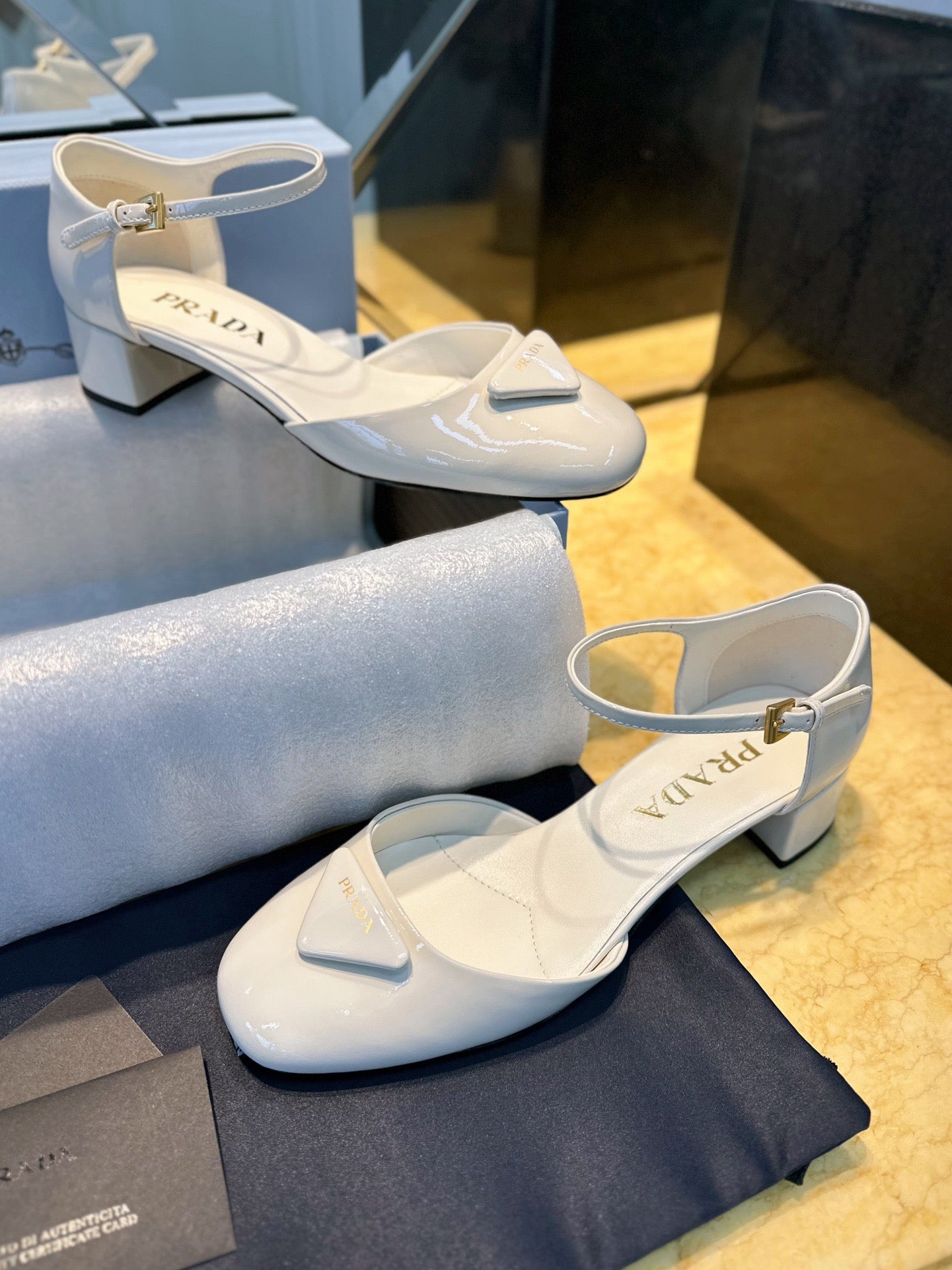 프라다 삼각 로고 페이던트 펌프스