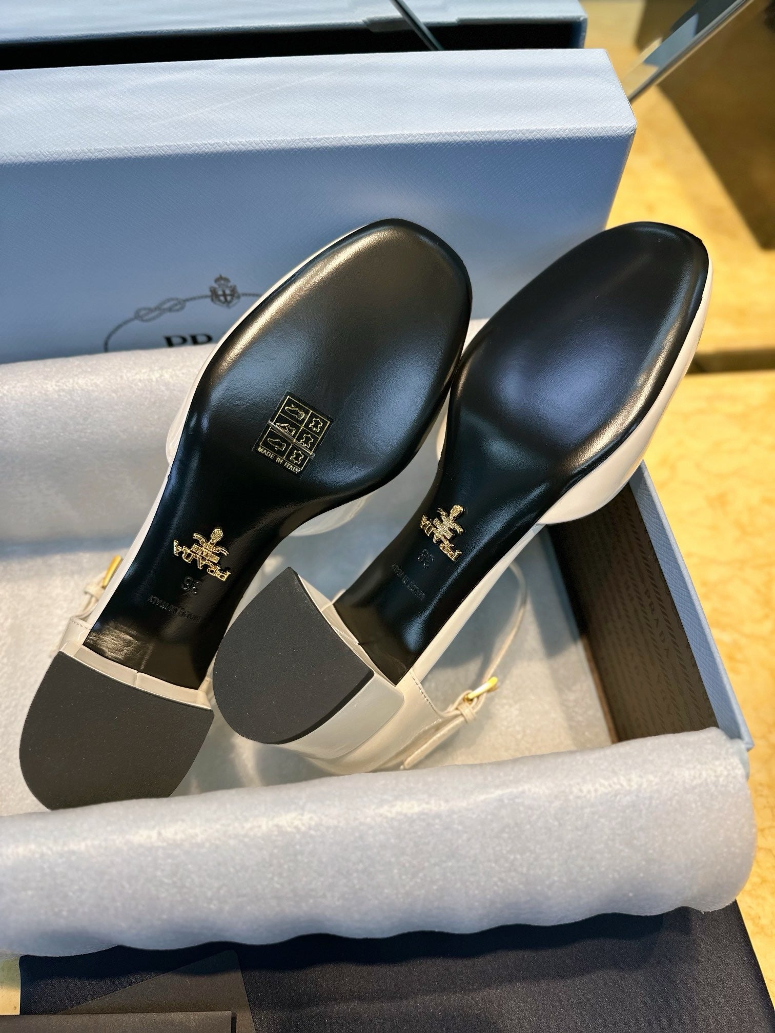 프라다 삼각 로고 페이던트 펌프스