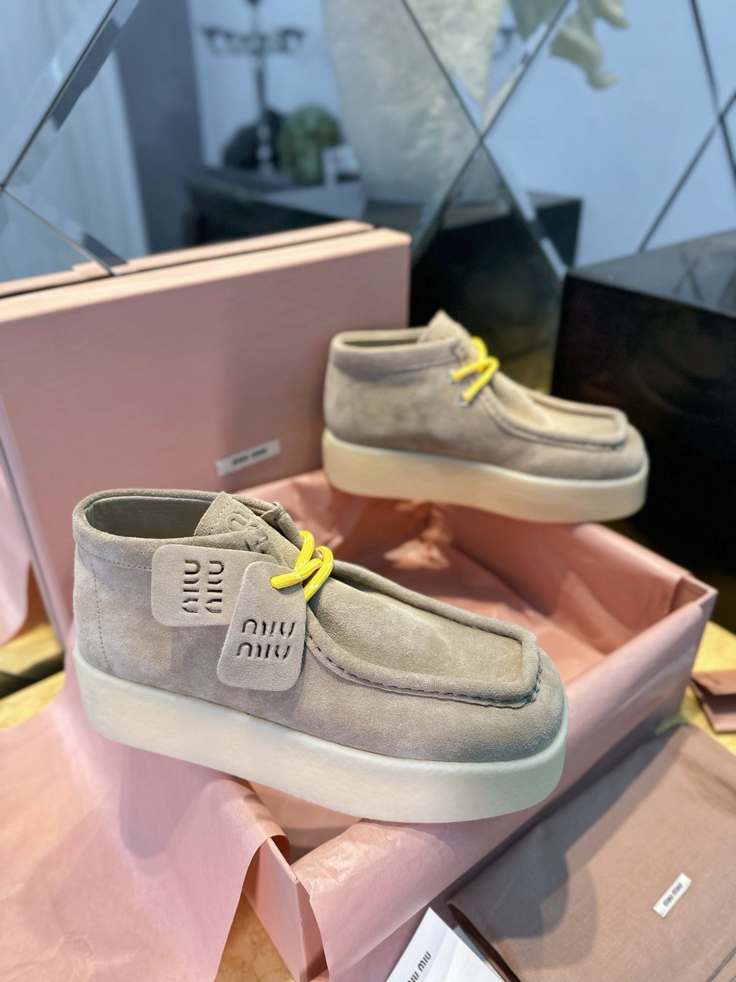 미우미우 스터드 스트랩 모헤어 부츠