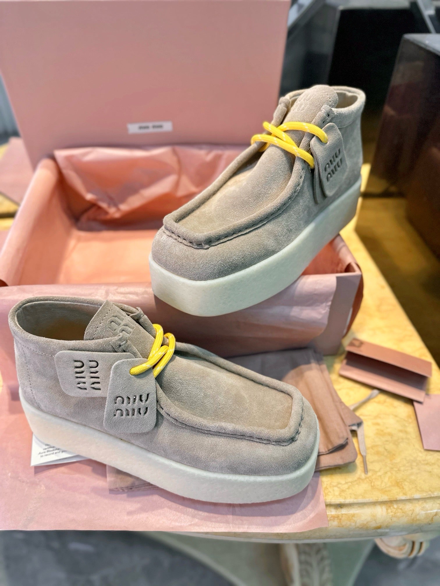 미우미우 스터드 스트랩 모헤어 부츠