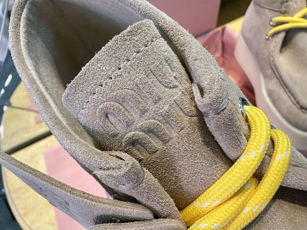 미우미우 스터드 스트랩 모헤어 부츠