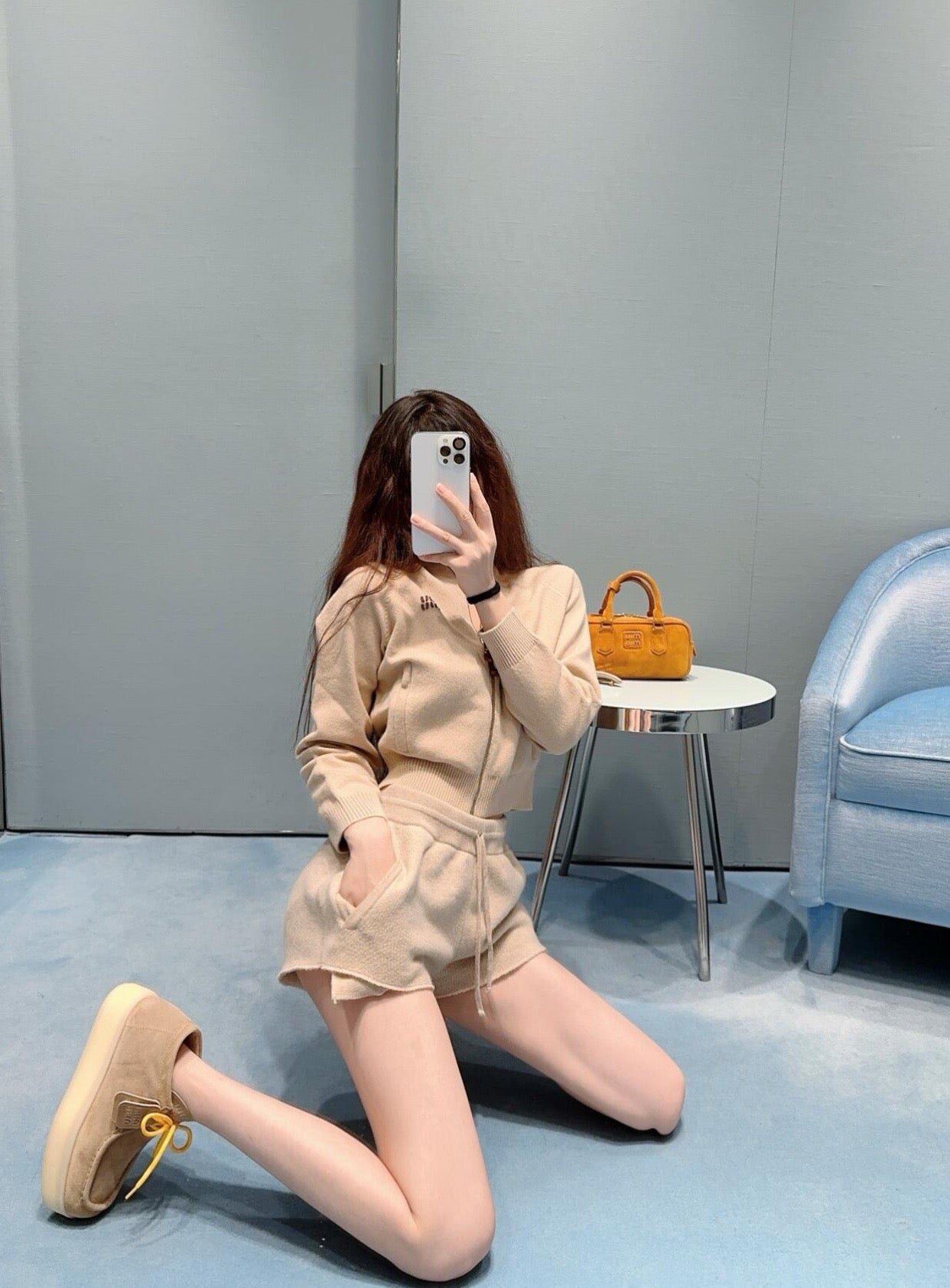 미우미우 스터드 스트랩 모헤어 부츠