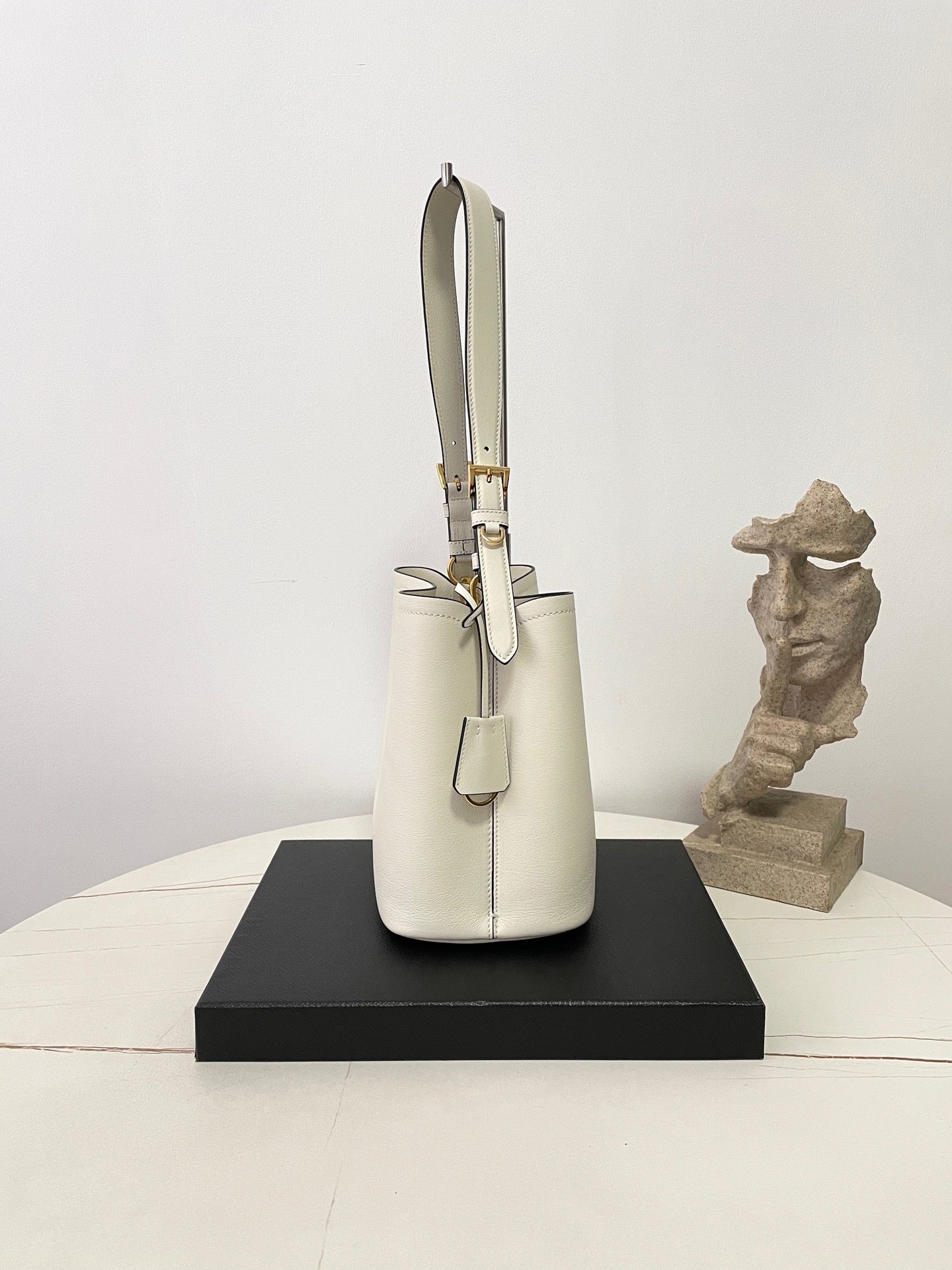 프라다 미디움 레더백