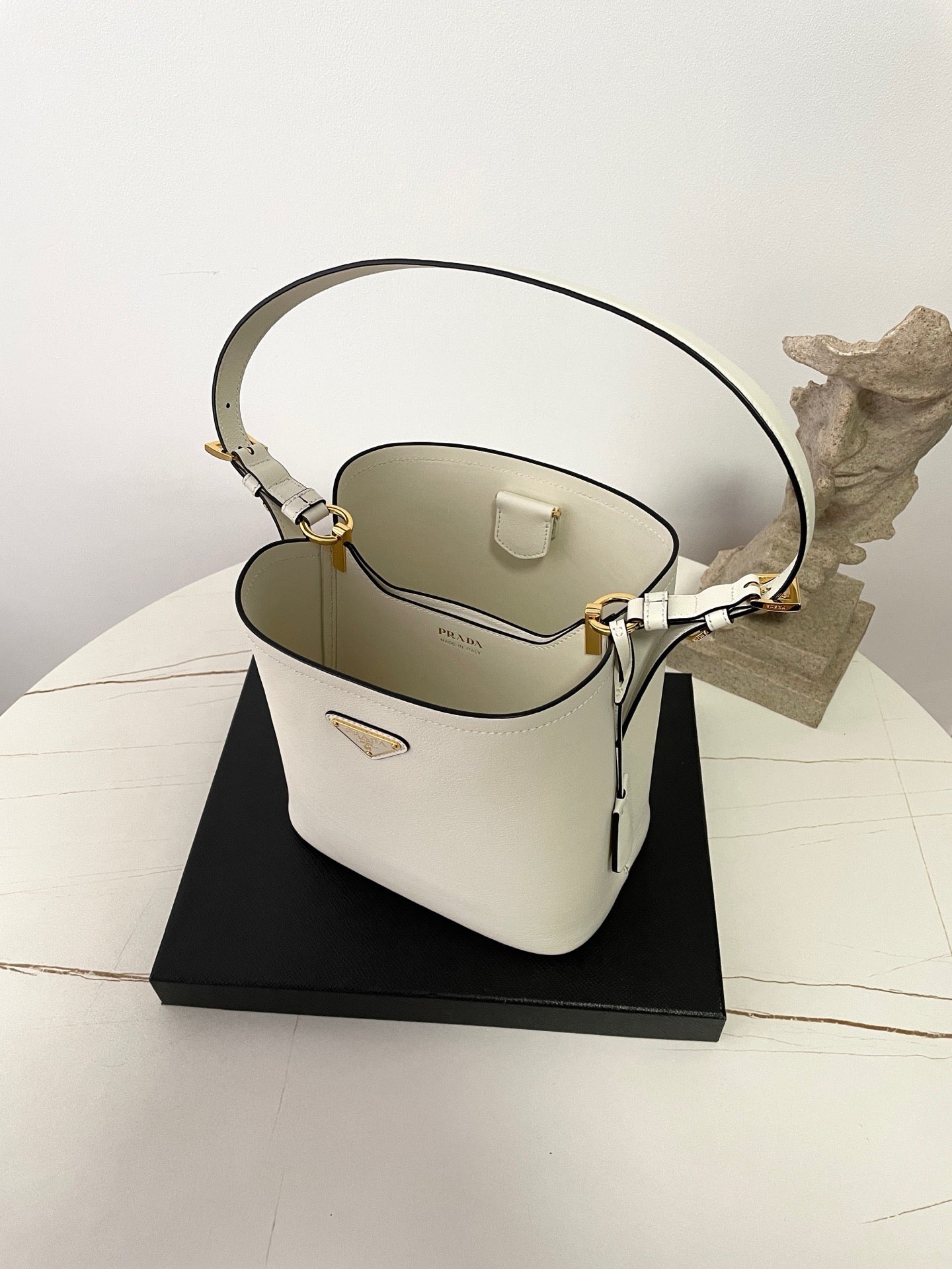 프라다 미디움 레더백