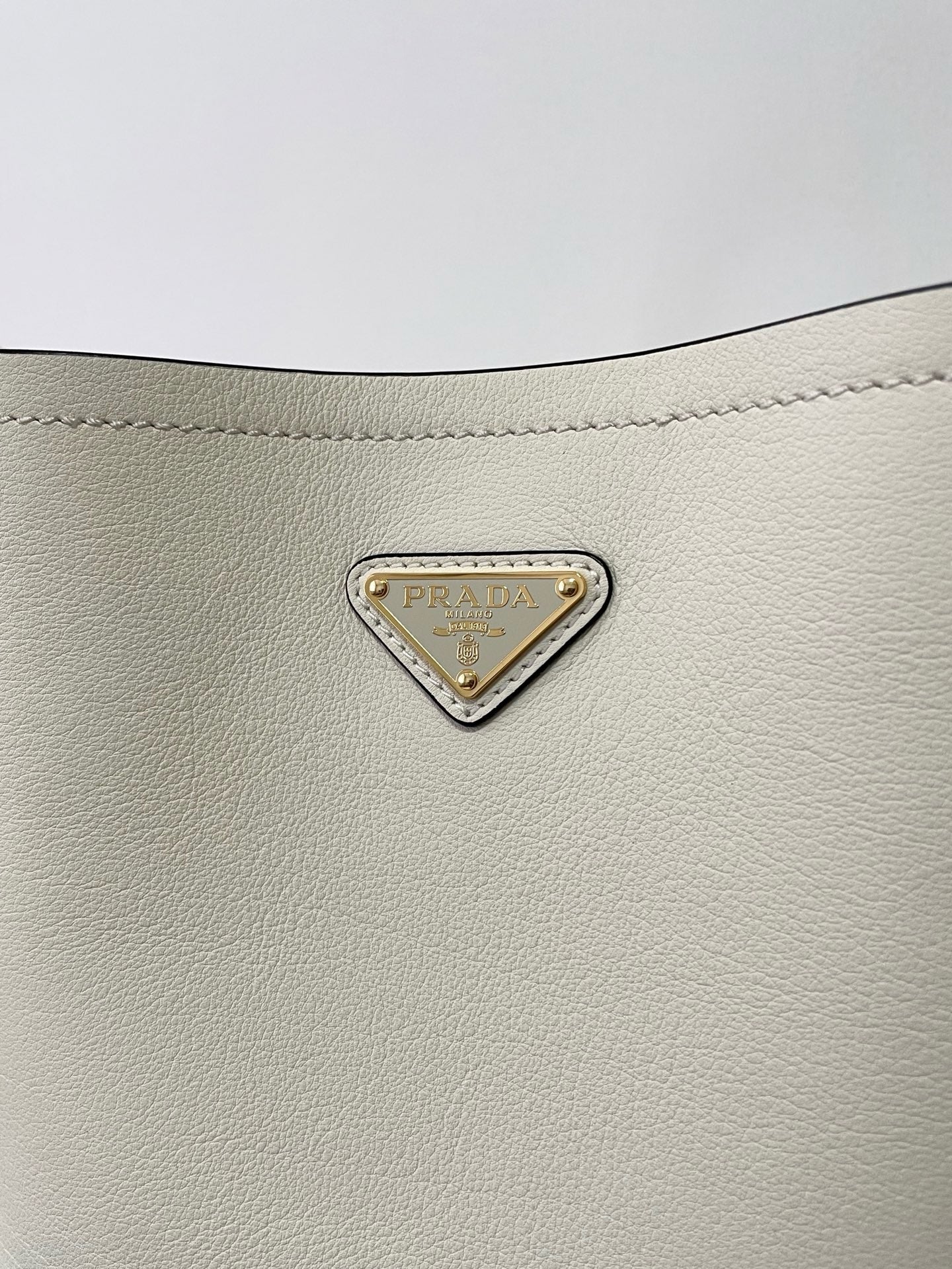 프라다 미디움 레더백