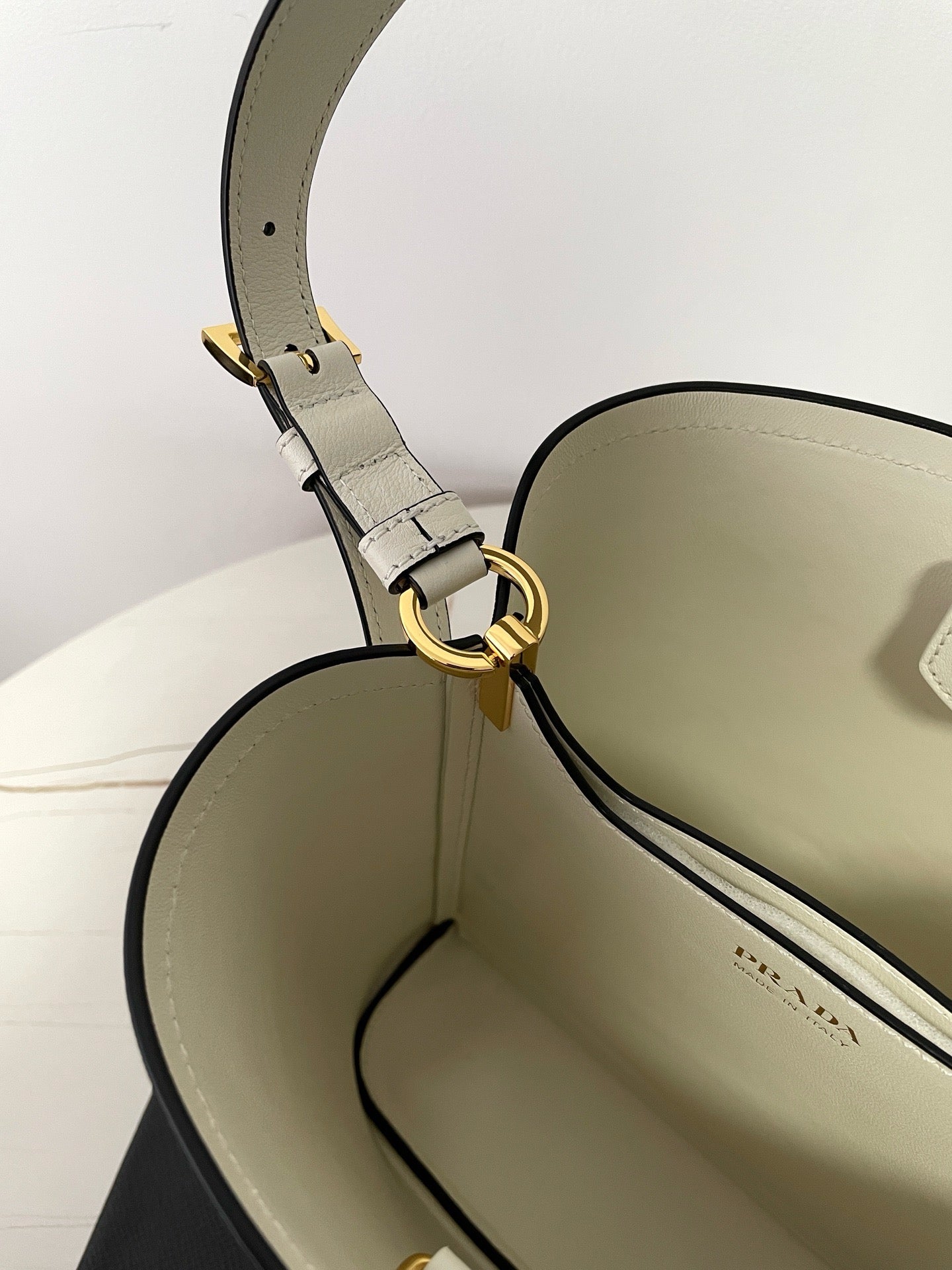 프라다 미디움 레더백