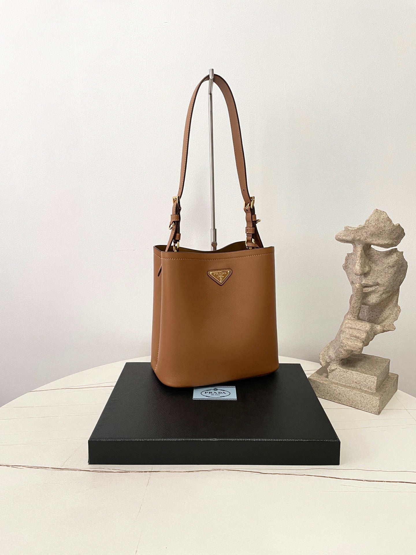 프라다 미디움 레더백