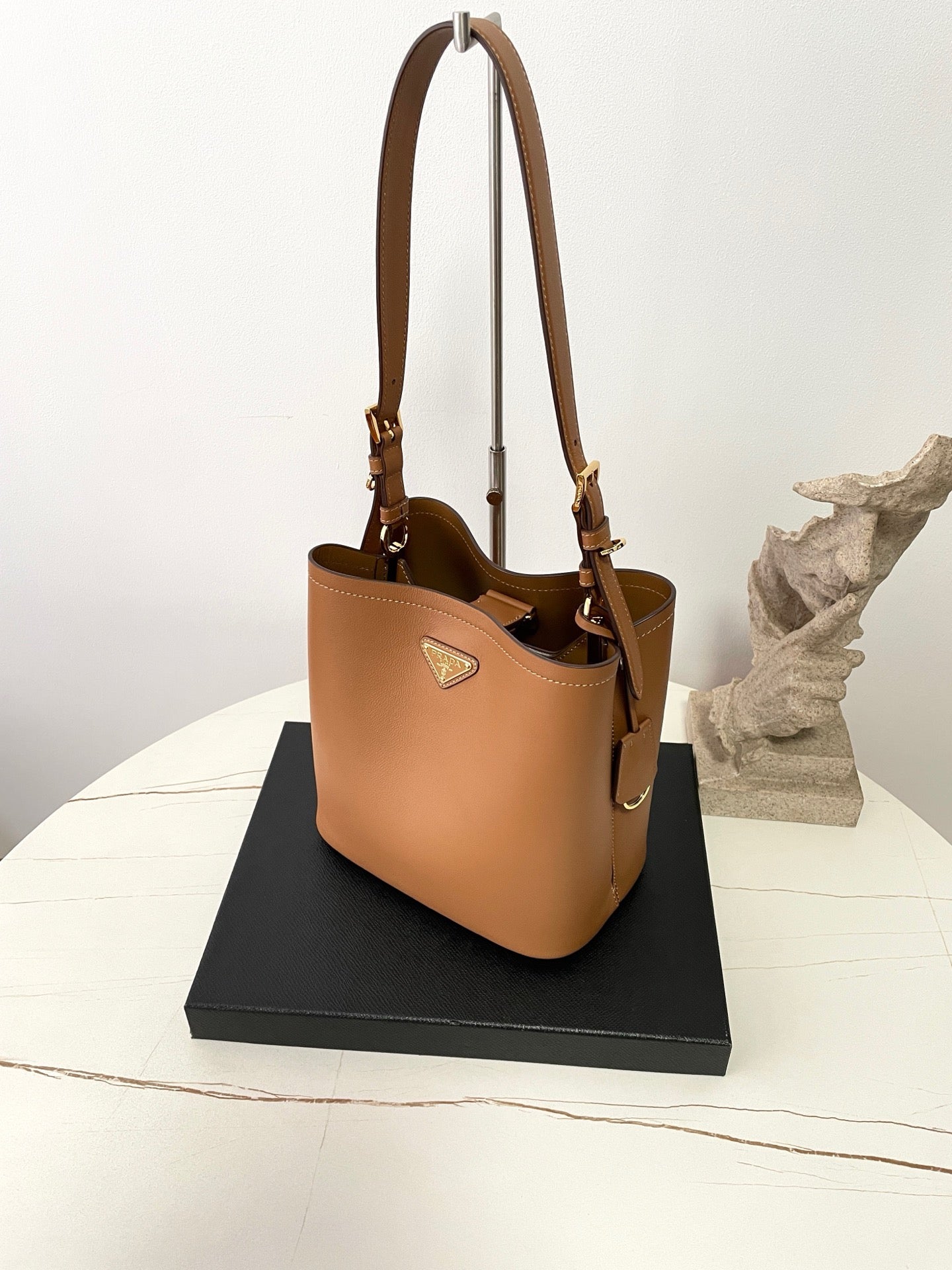 프라다 미디움 레더백