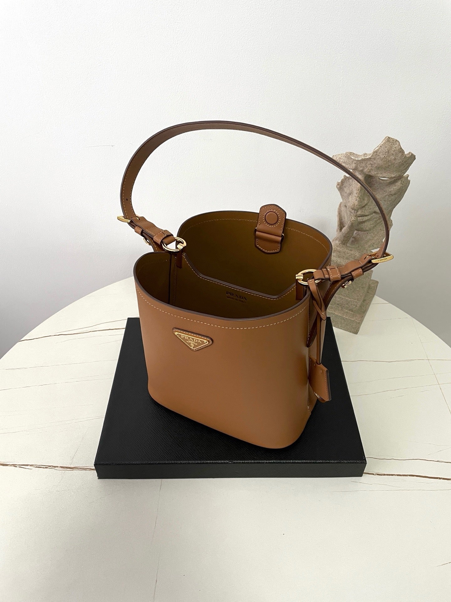 프라다 미디움 레더백