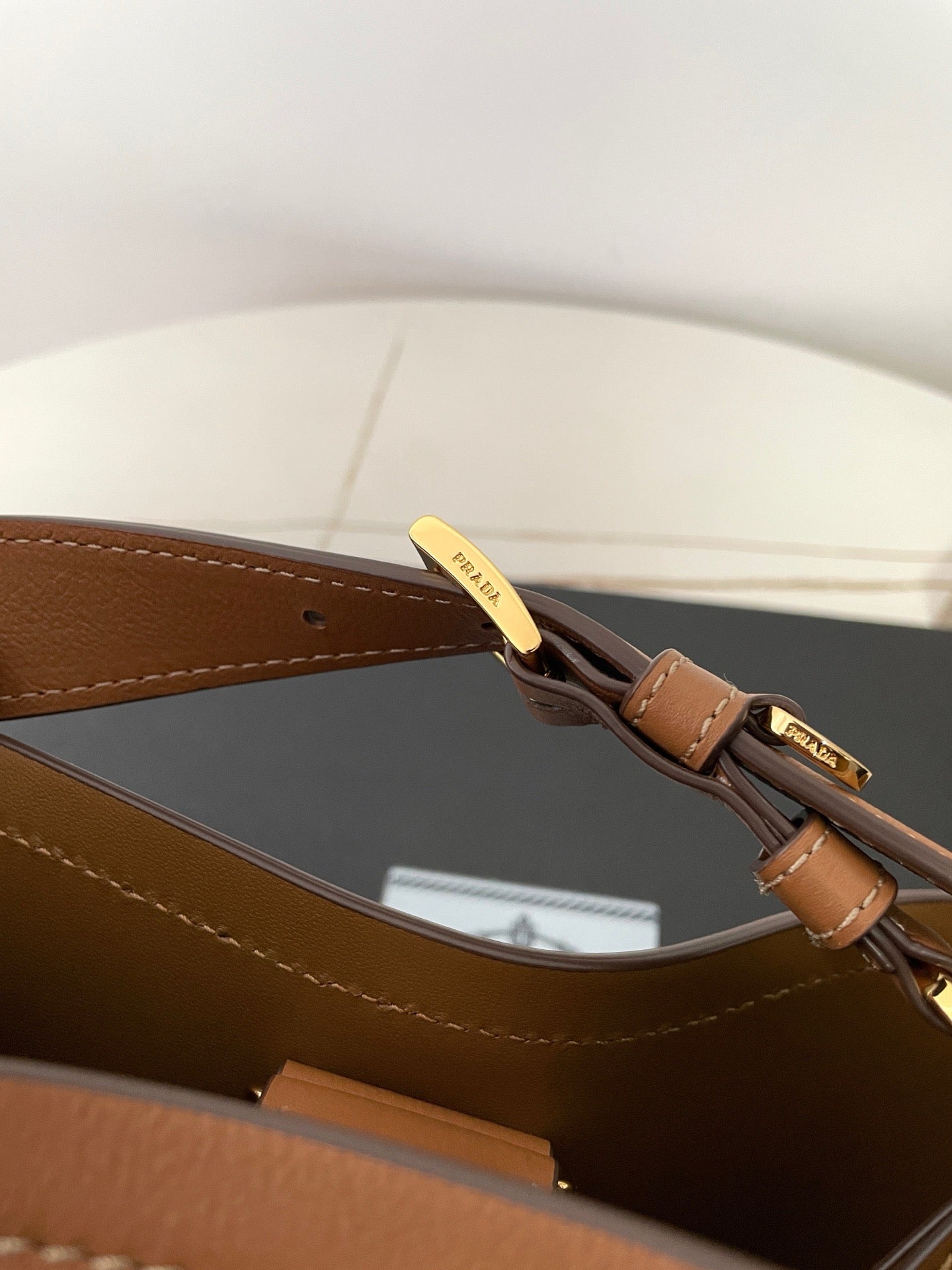 프라다 미디움 레더백