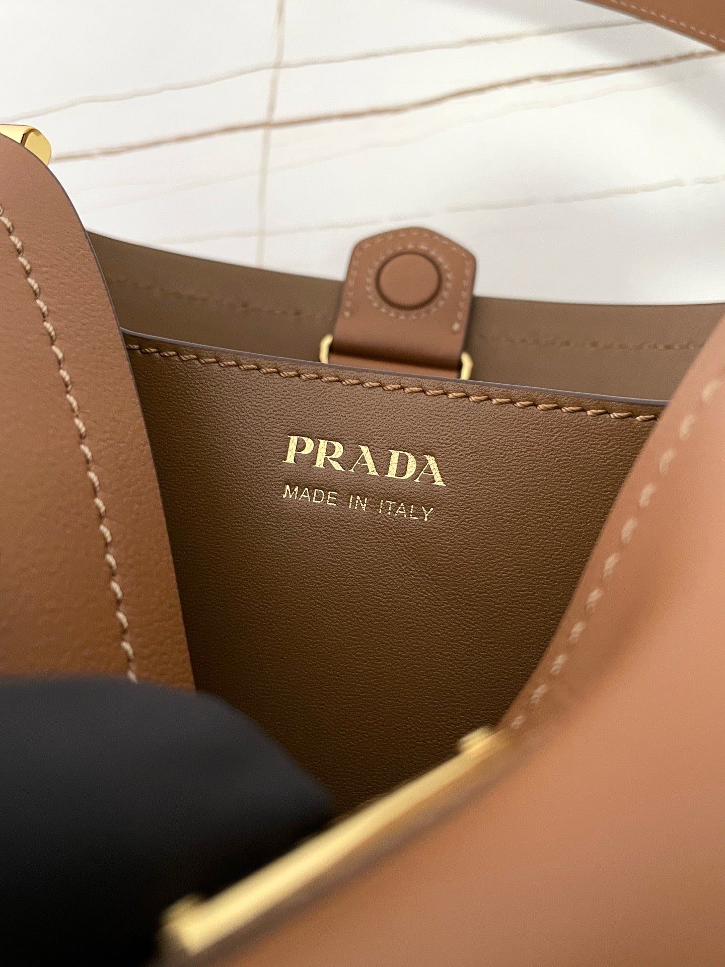 프라다 미디움 레더백