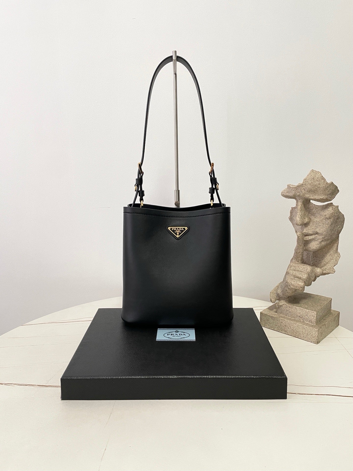 프라다 미디움 레더백