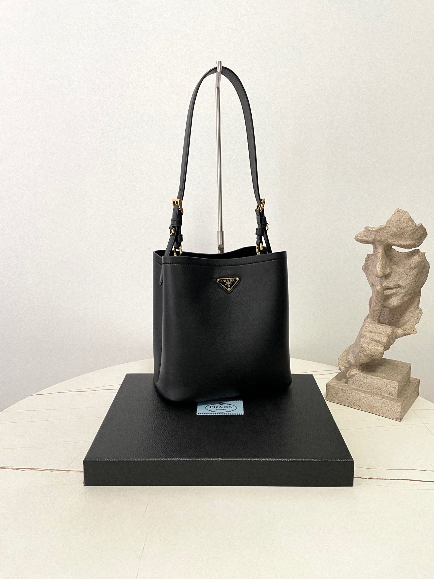 프라다 미디움 레더백