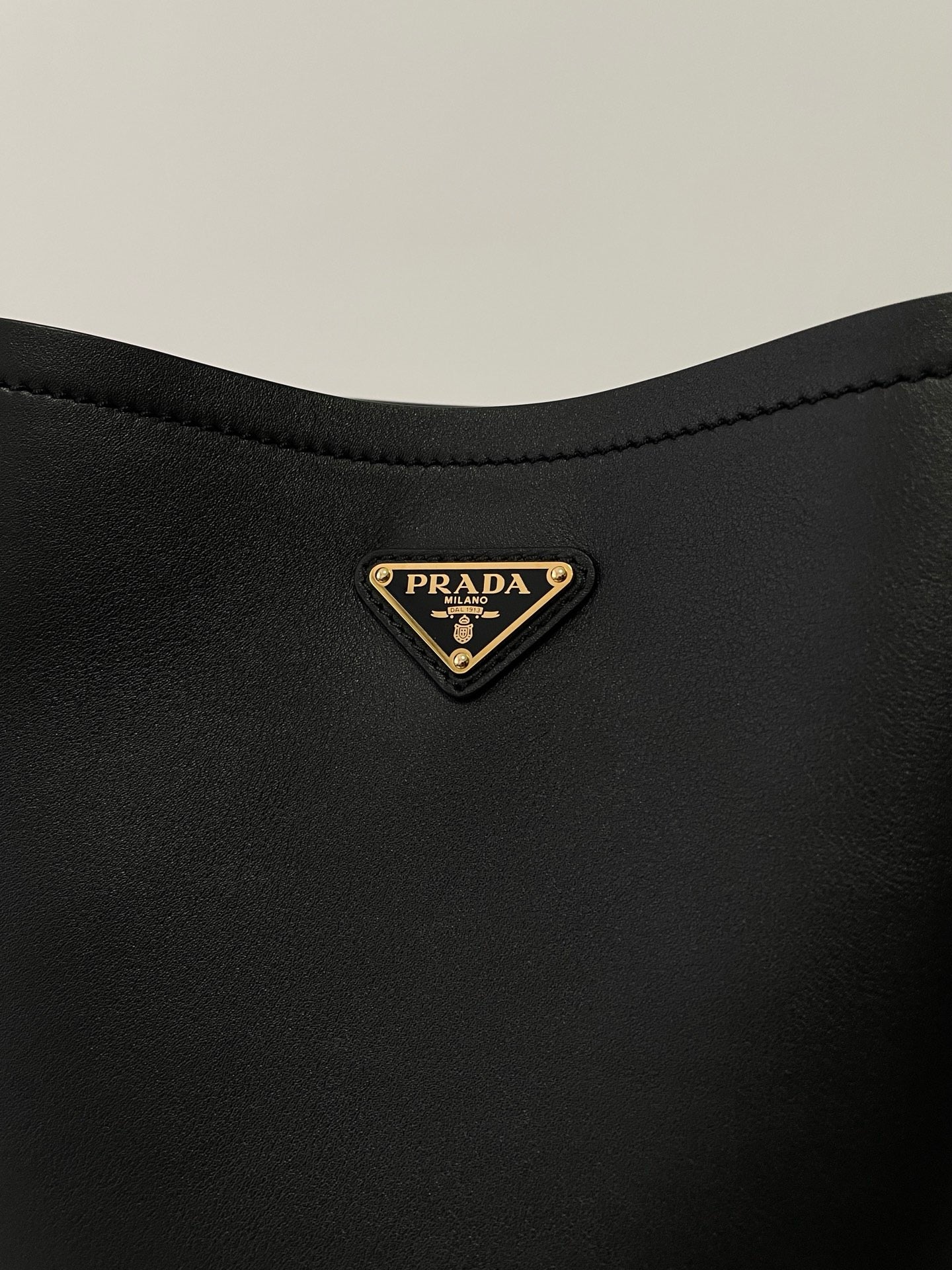 프라다 미디움 레더백
