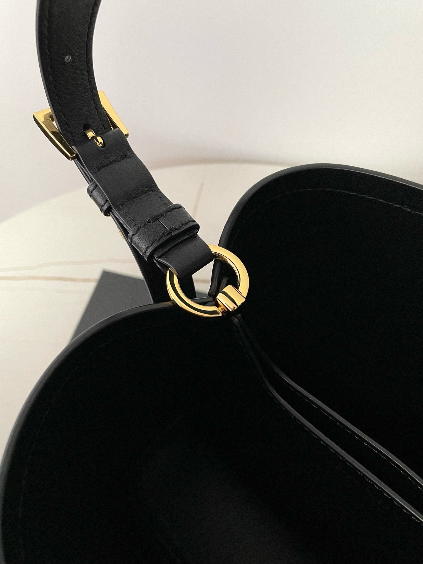 프라다 미디움 레더백