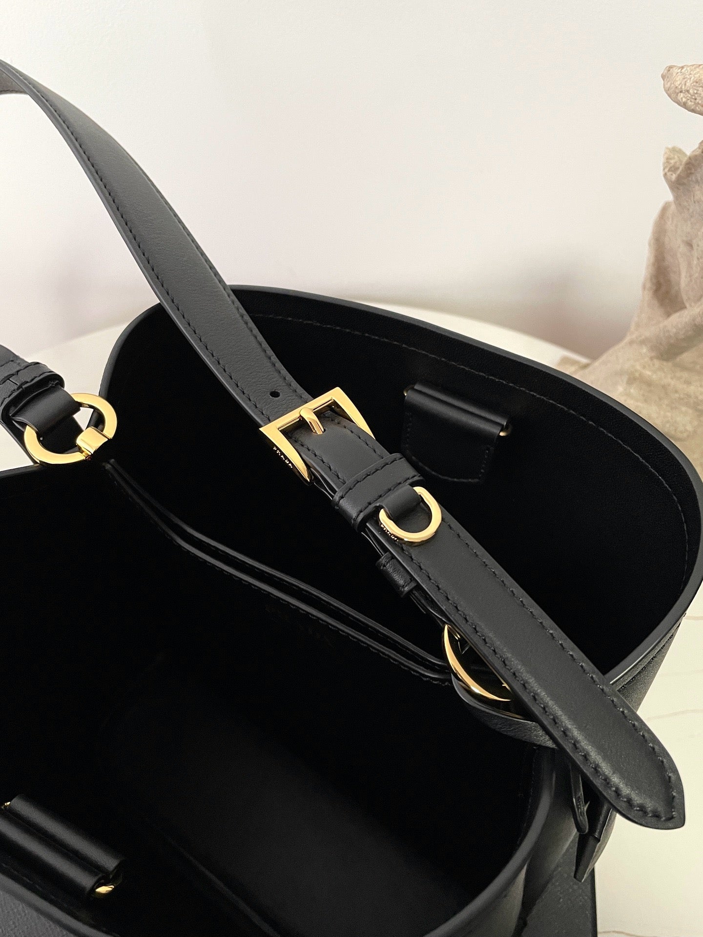 프라다 미디움 레더백