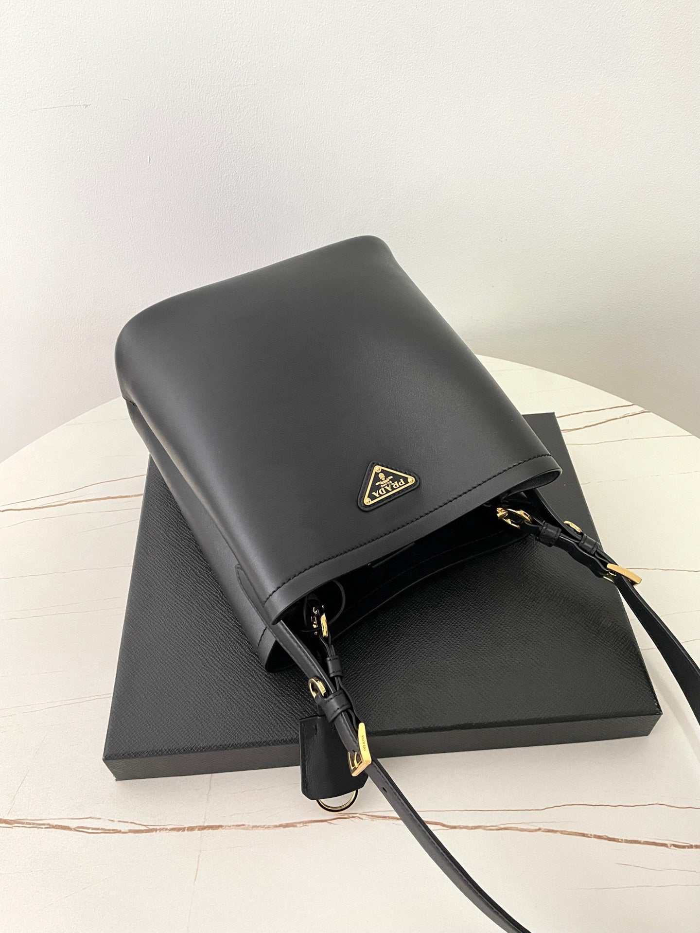 프라다 미디움 레더백