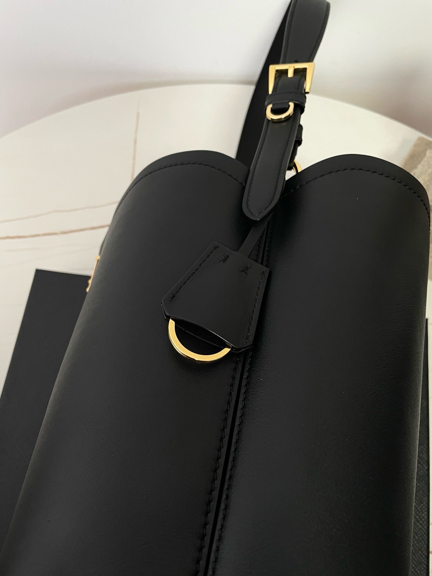 프라다 미디움 레더백