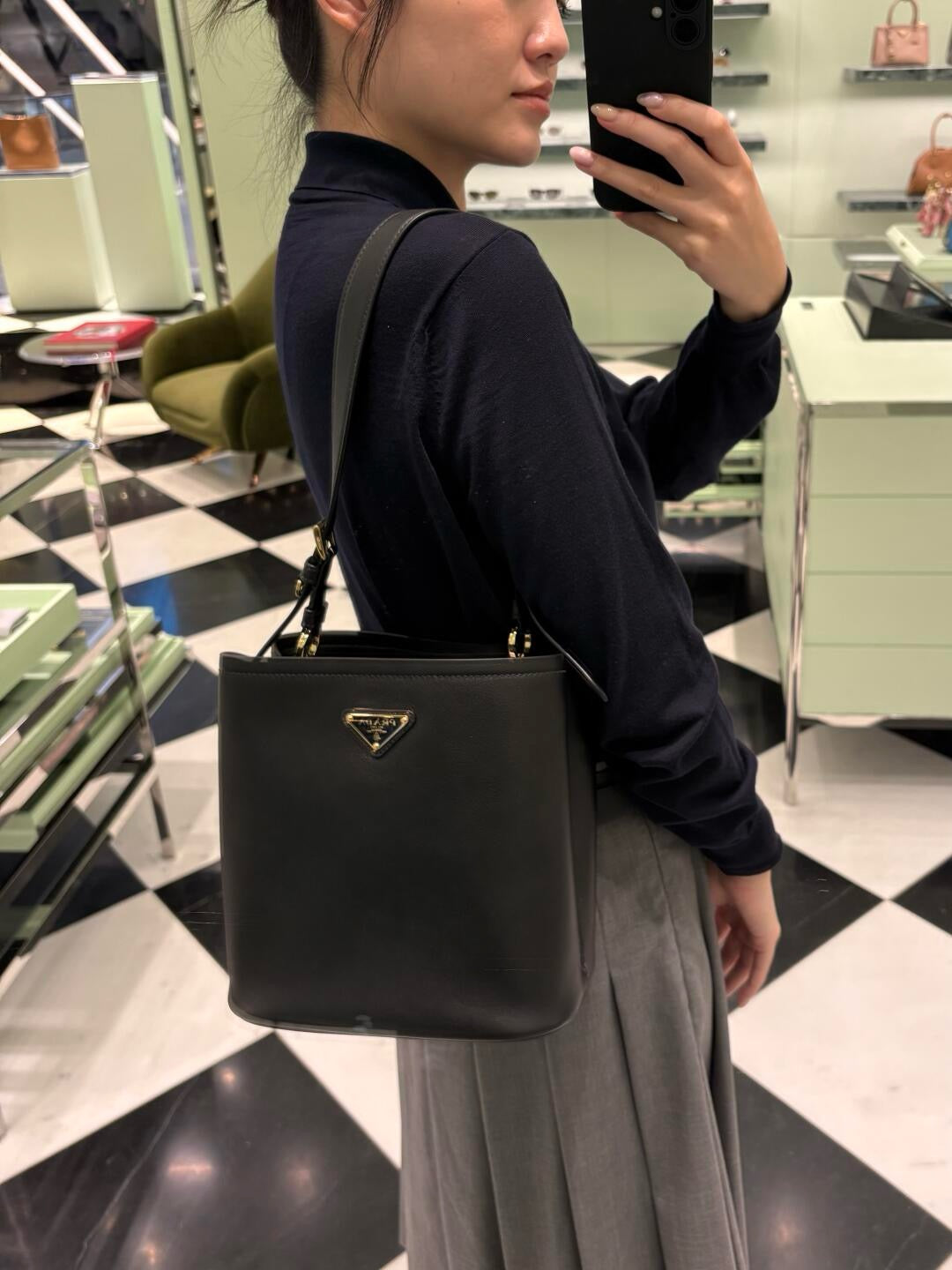 프라다 미디움 레더백