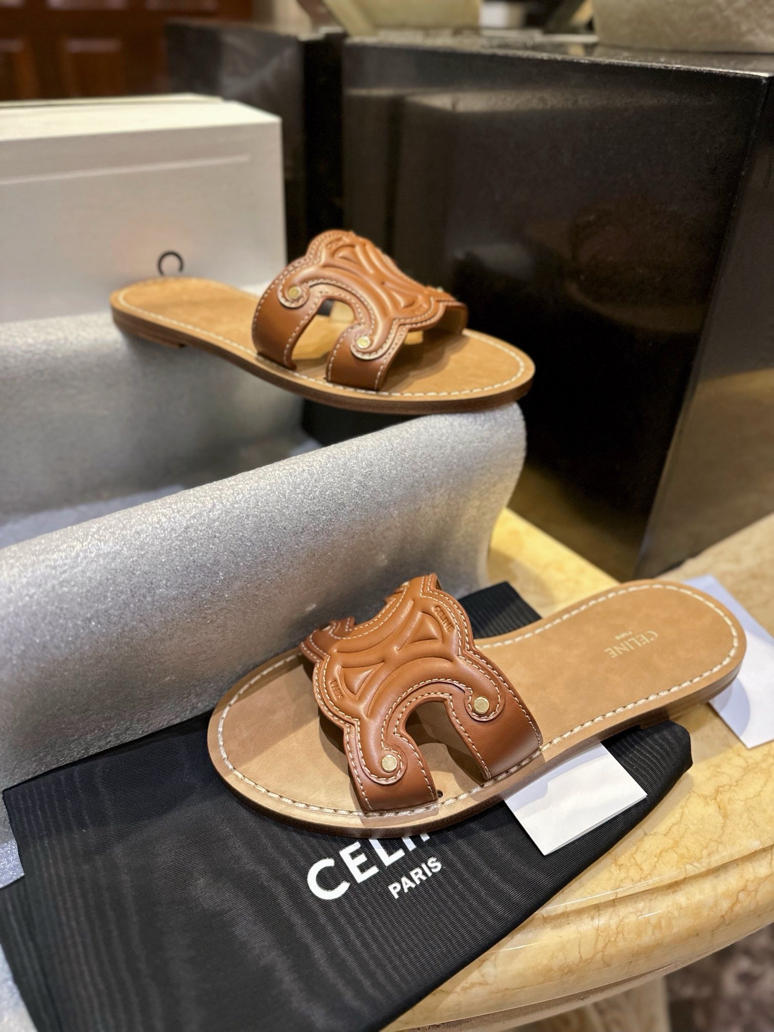 셀린느 트리옹프 뮬 슬리퍼