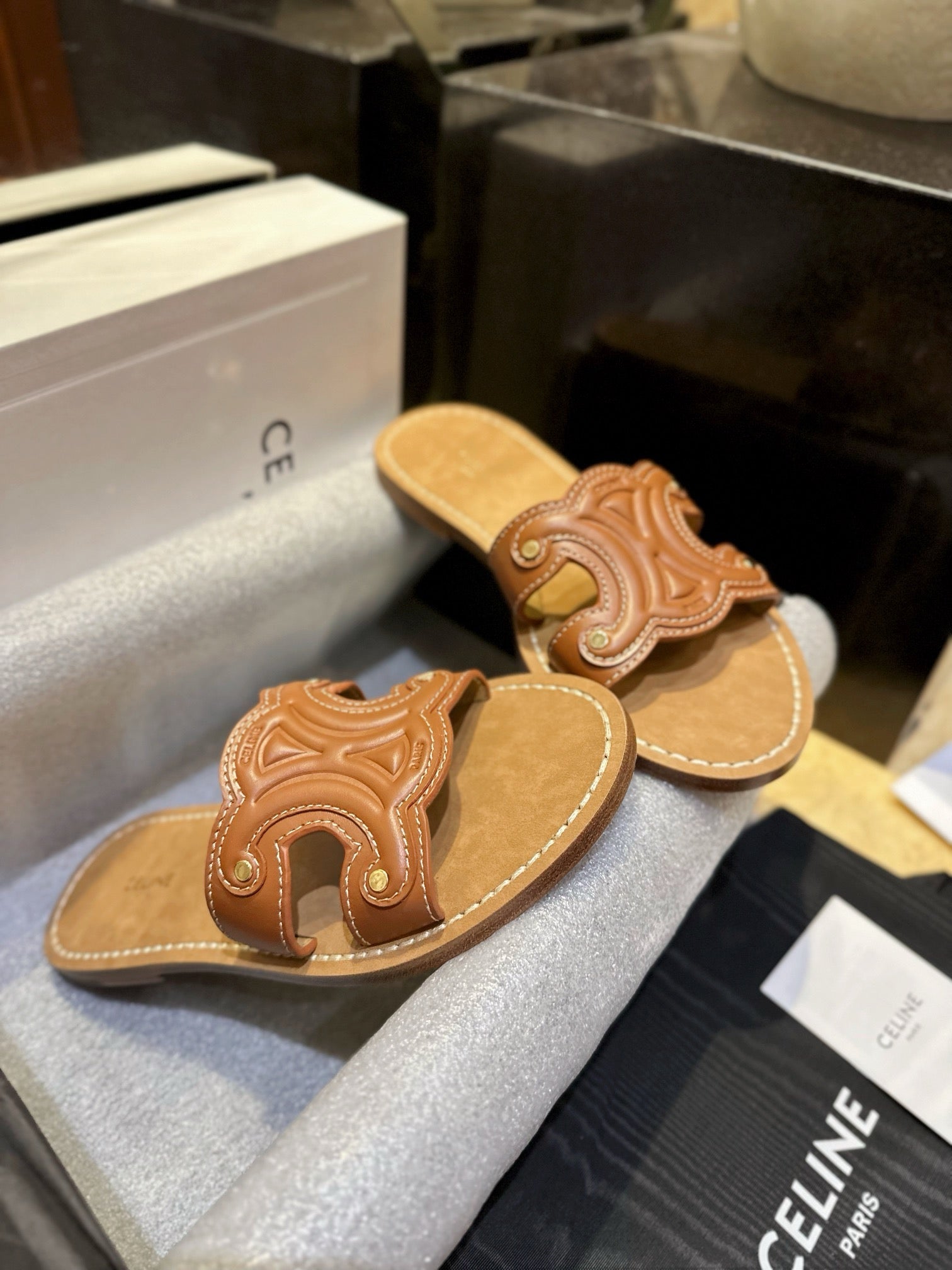 셀린느 트리옹프 뮬 슬리퍼