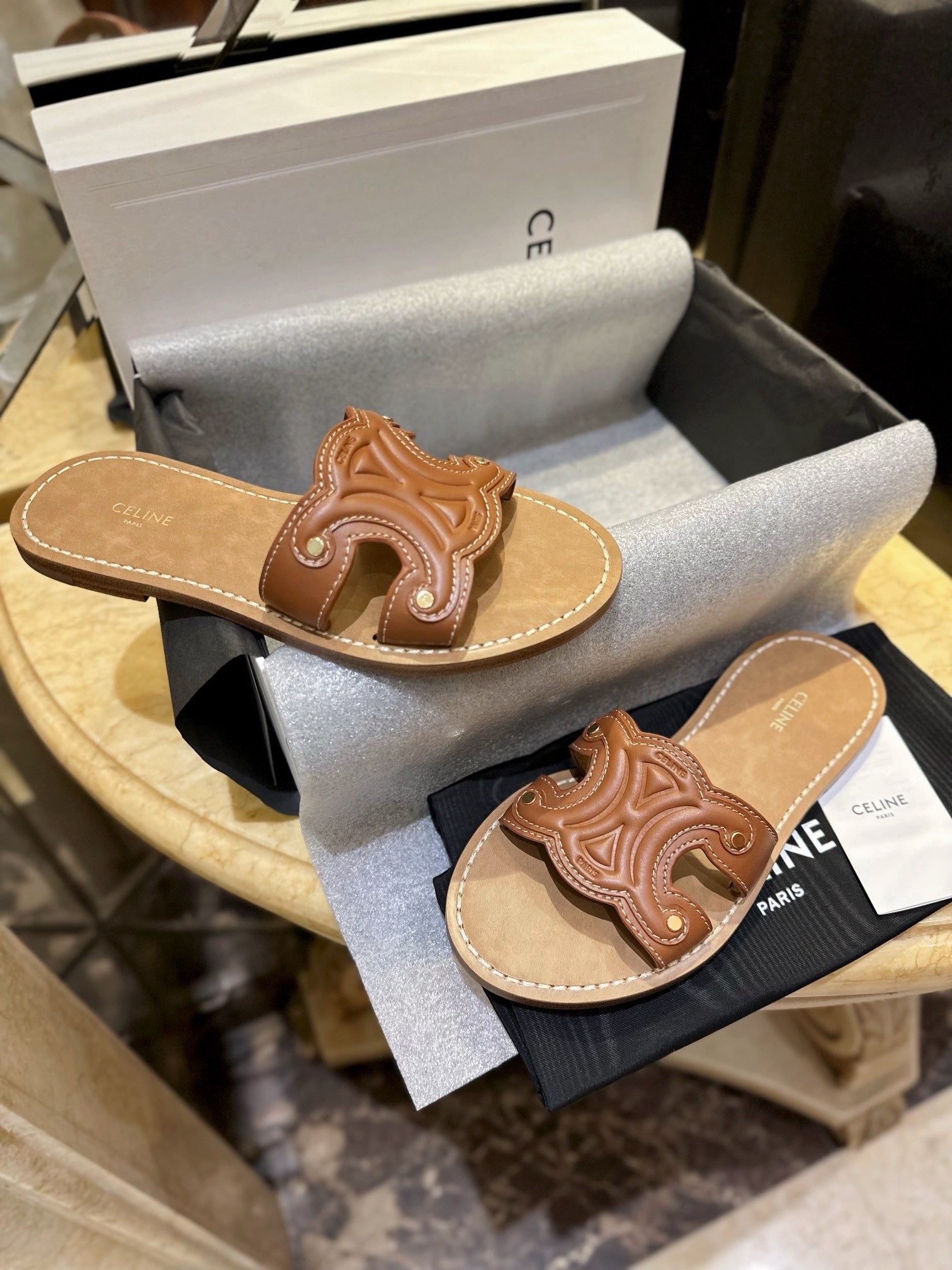 셀린느 트리옹프 뮬 슬리퍼