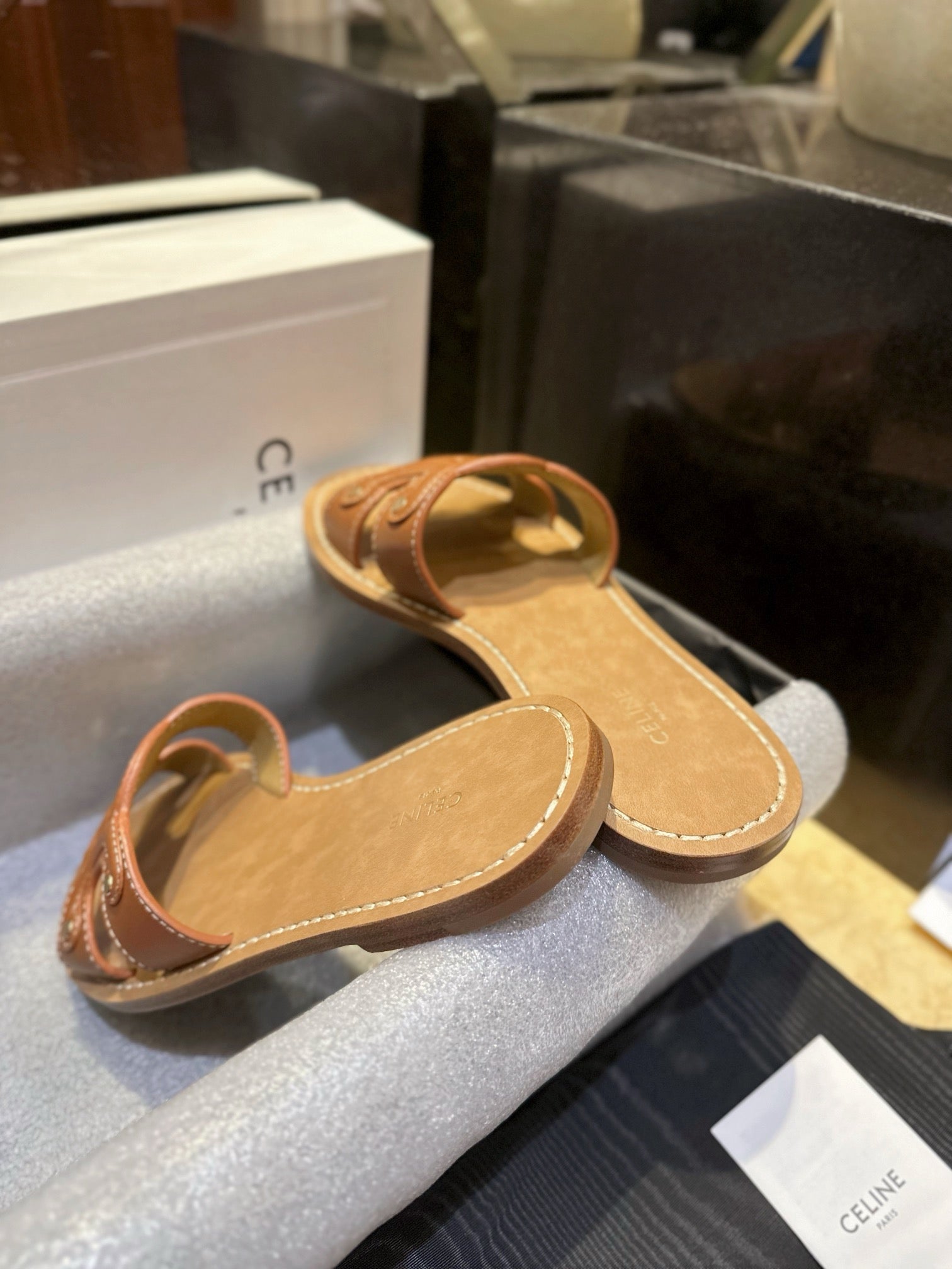 셀린느 트리옹프 뮬 슬리퍼