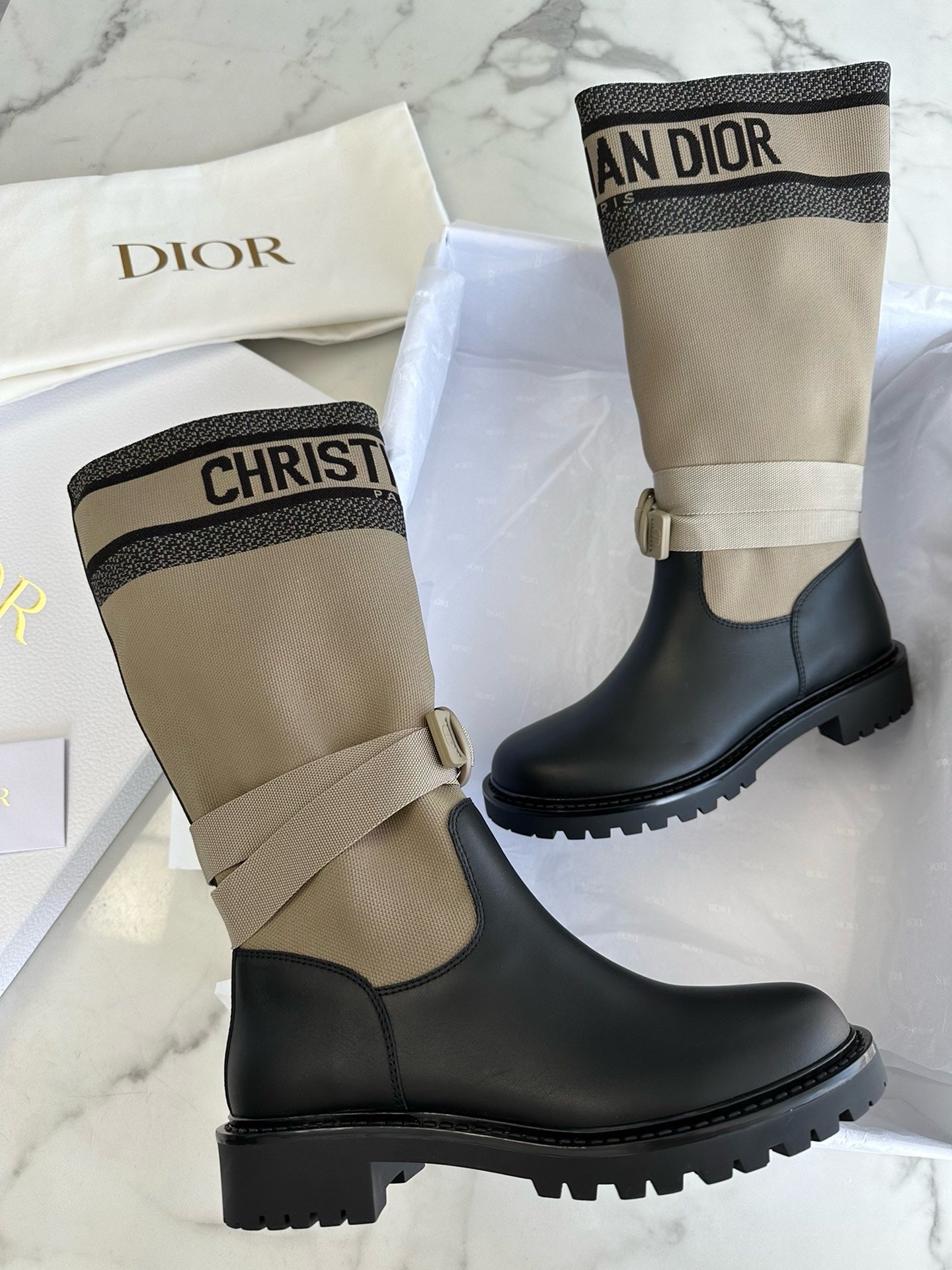 디올 D 메이저 앵클 부츠