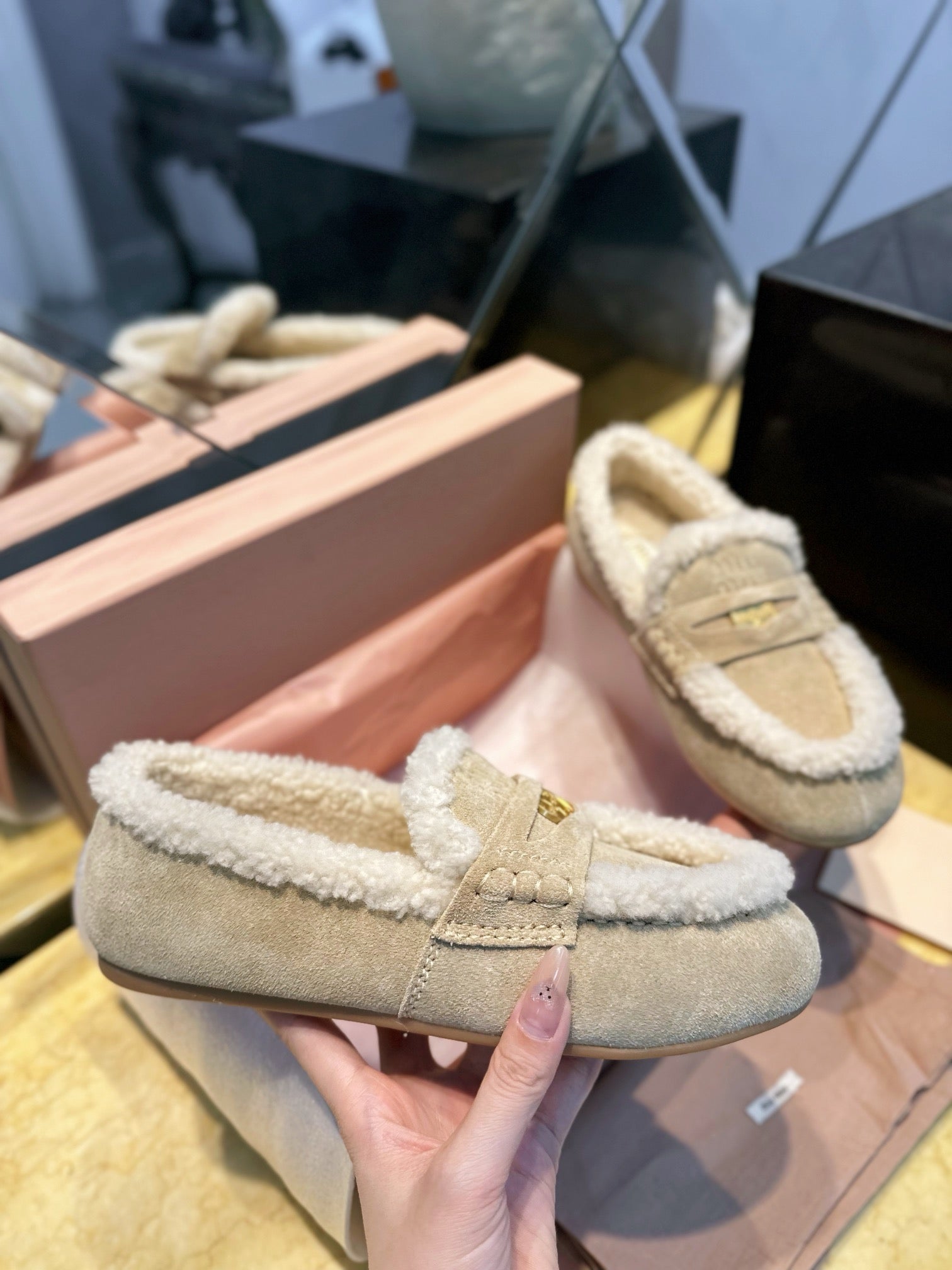 미우미우 시어링 스웨이드 로퍼