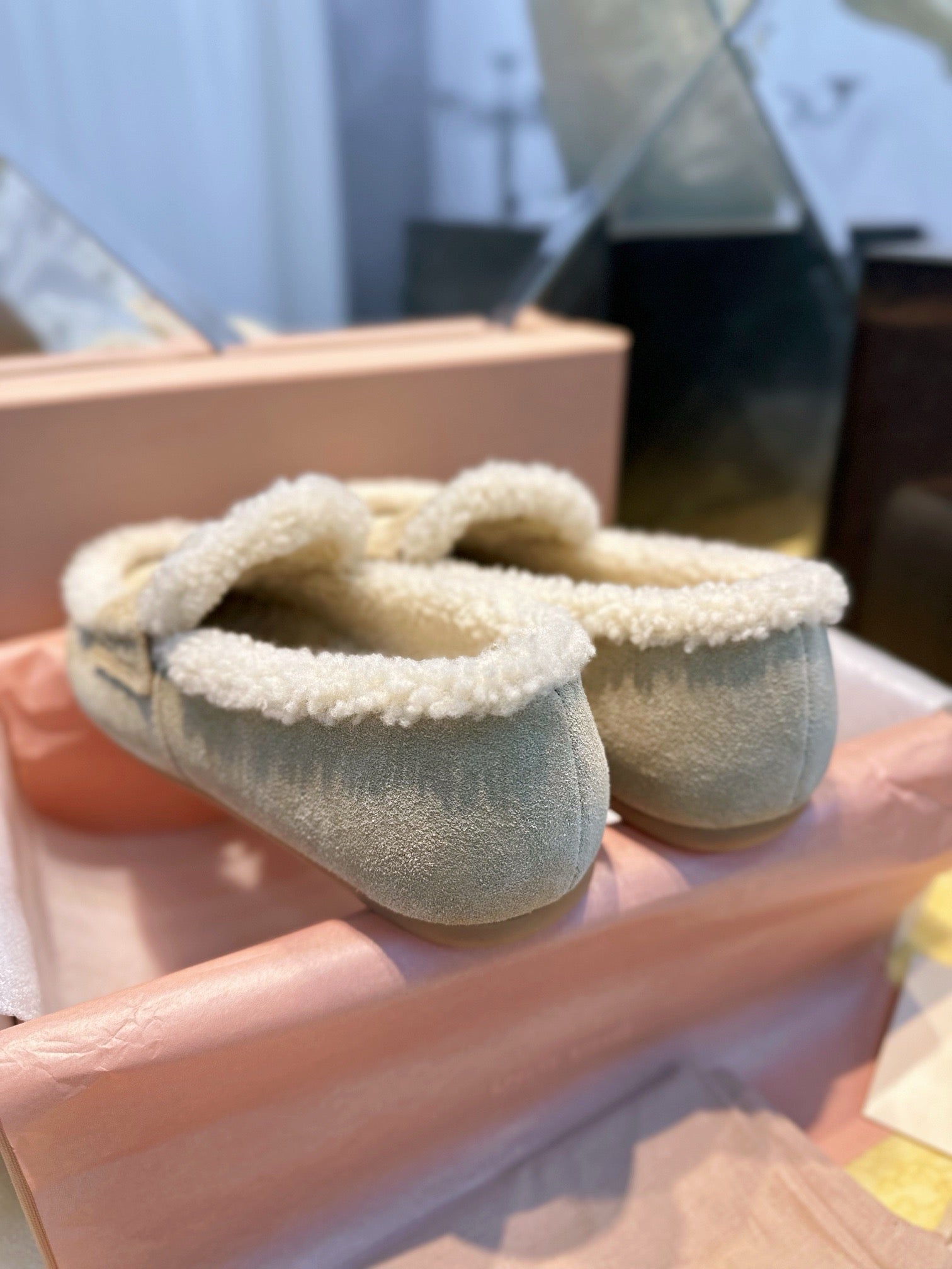 미우미우 시어링 스웨이드 로퍼