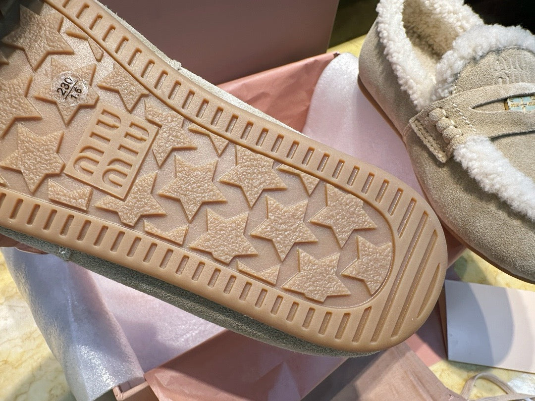 미우미우 시어링 스웨이드 로퍼