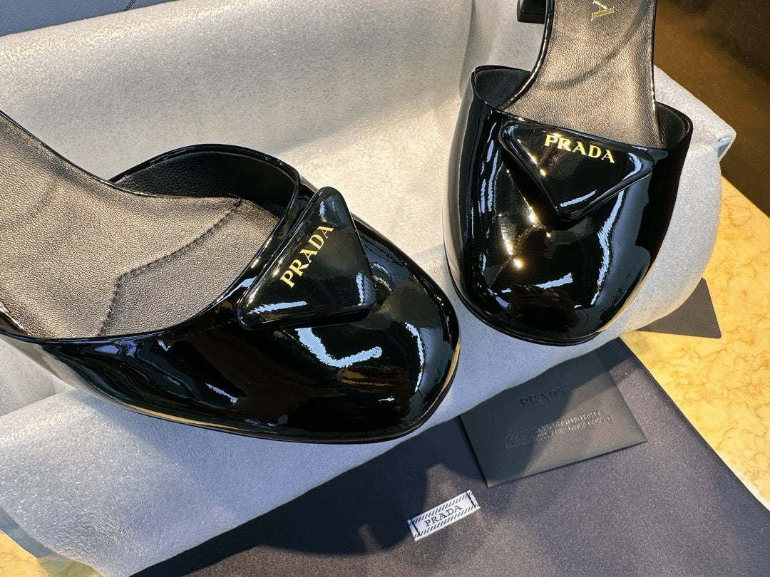 프라다 삼각 로고 페이던트 펌프스