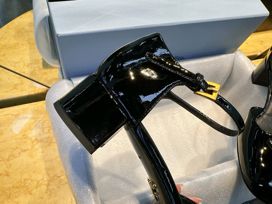 프라다 삼각 로고 페이던트 펌프스