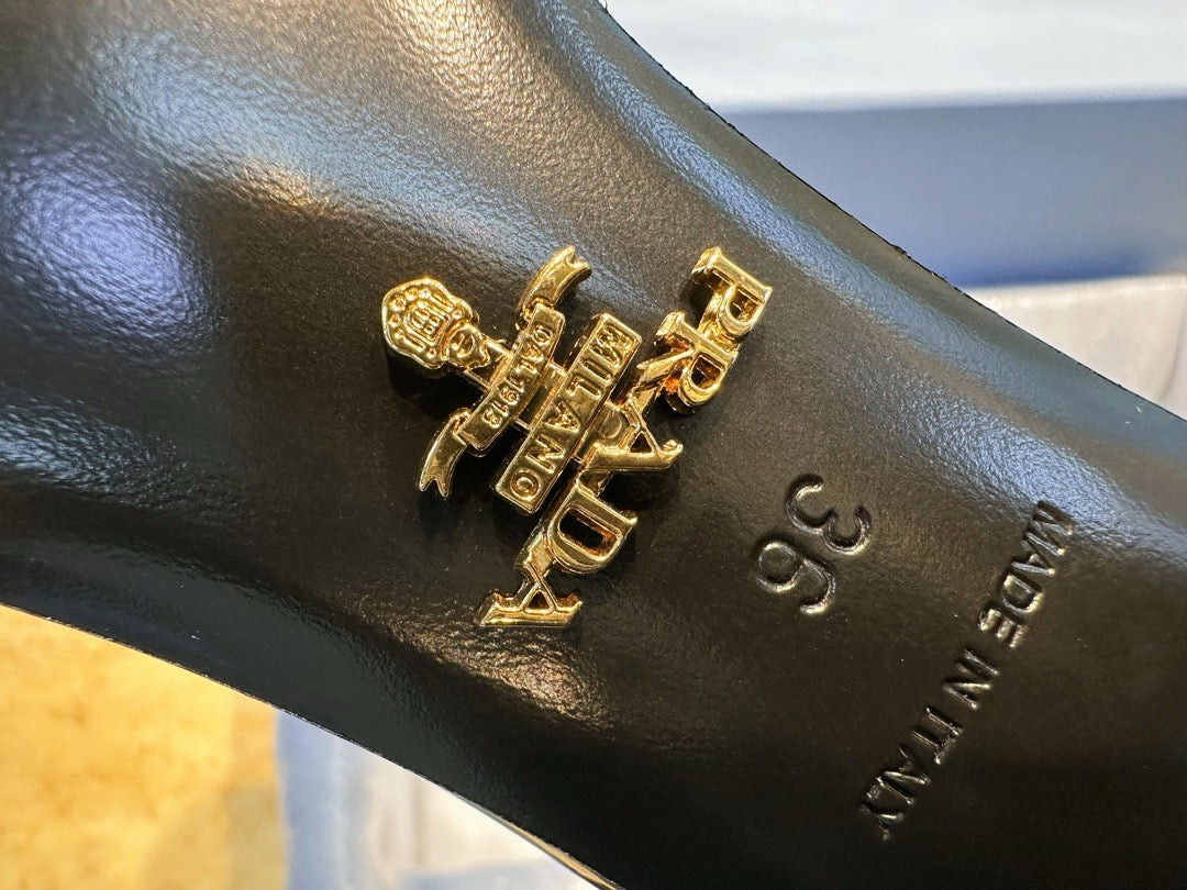 프라다 삼각 로고 페이던트 펌프스